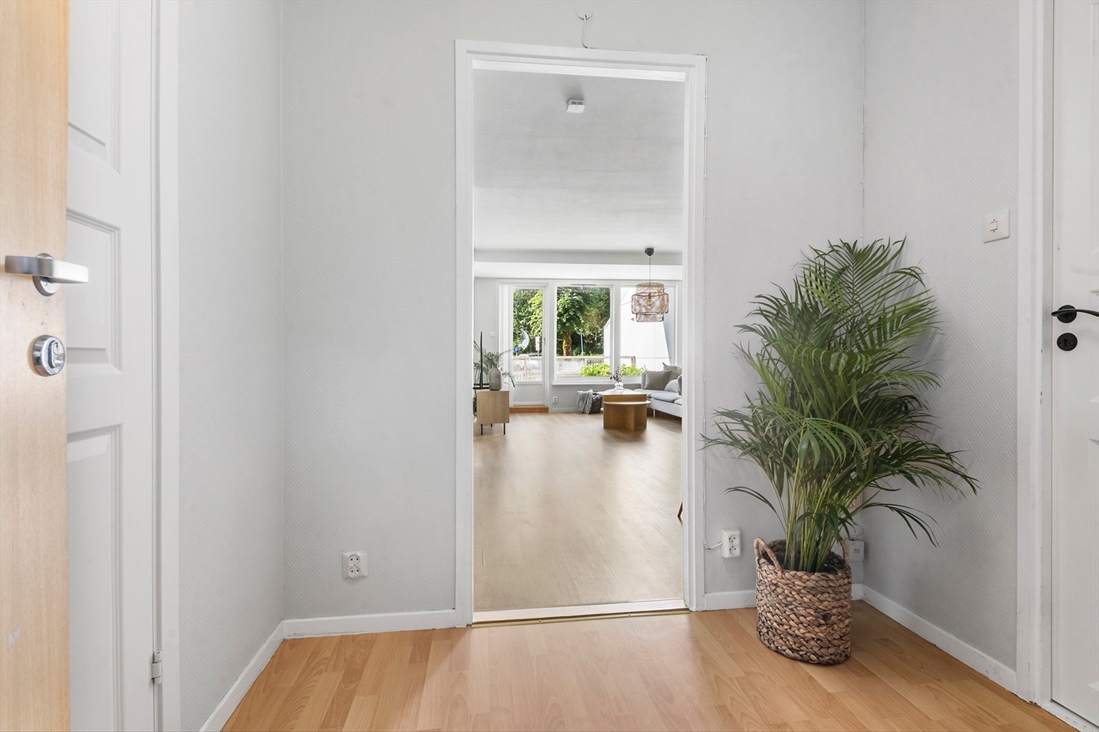 Leiligheten har en romslig entré med inngang til stue(kjøkken, bad/vaskerom og innvendig bod med god lagringsplass. Galleribilde