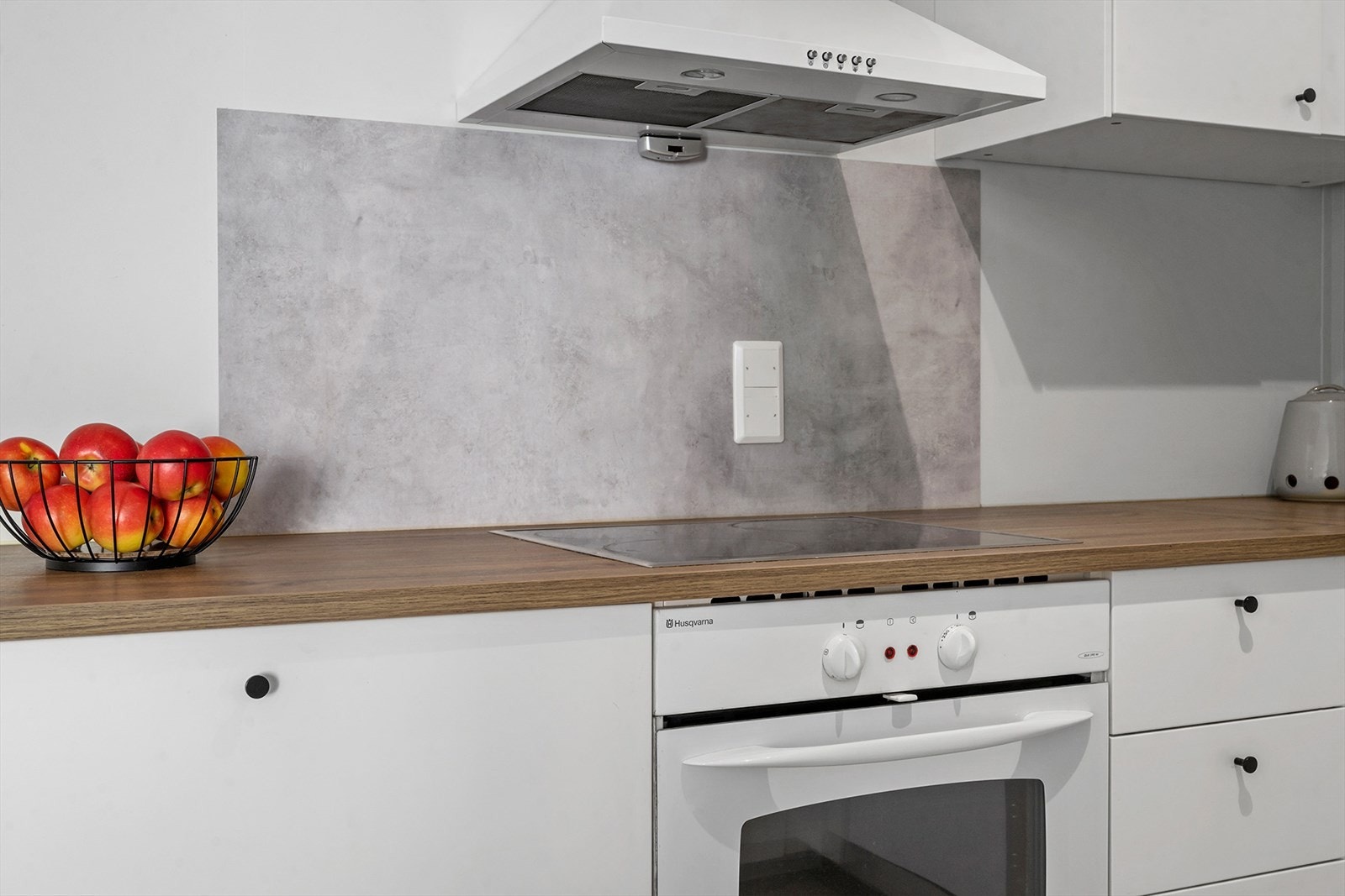 Det er integrerte hvitevarer og opplegg for oppvaskemaskin. Over kjøkkendisken er det kitchenboards og ventilator med avtrekk ut. Galleribilde