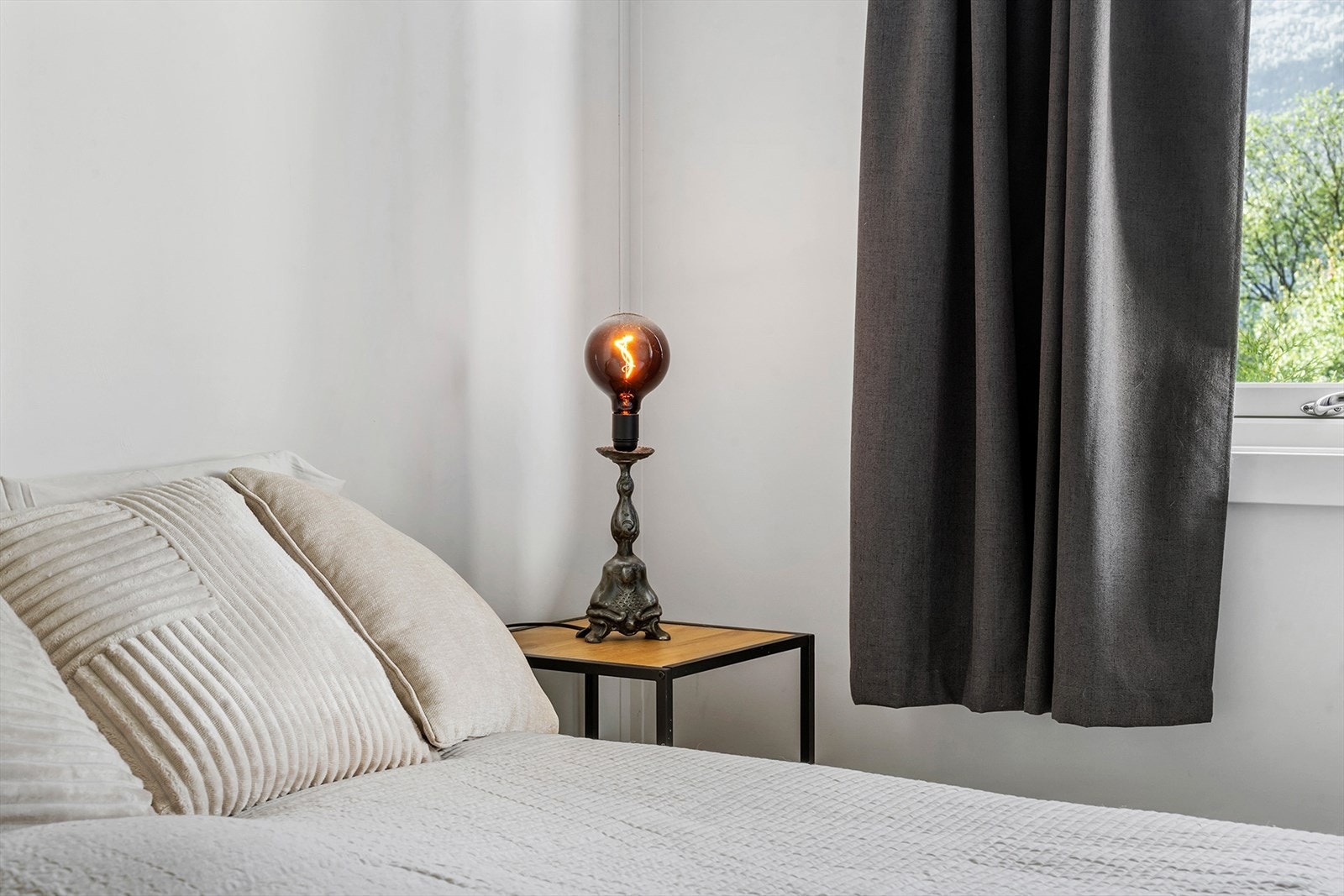 Her er det plass tildobbeltseng med nattbord på hver side av sengen. Galleribilde