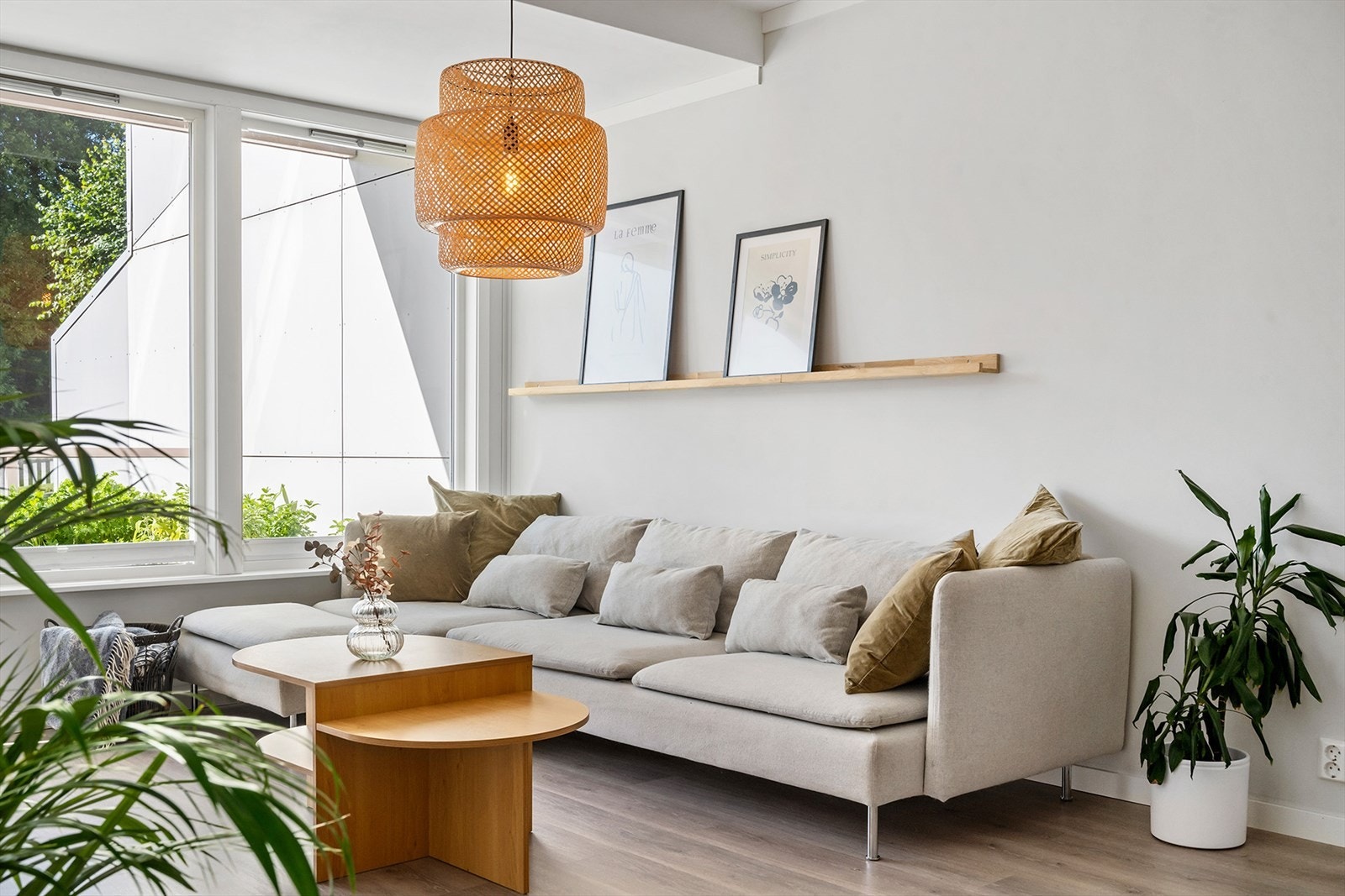 Store vindusoverflater mot balkong gir et naturlig lysinnslipp til leiligheten. Galleribilde