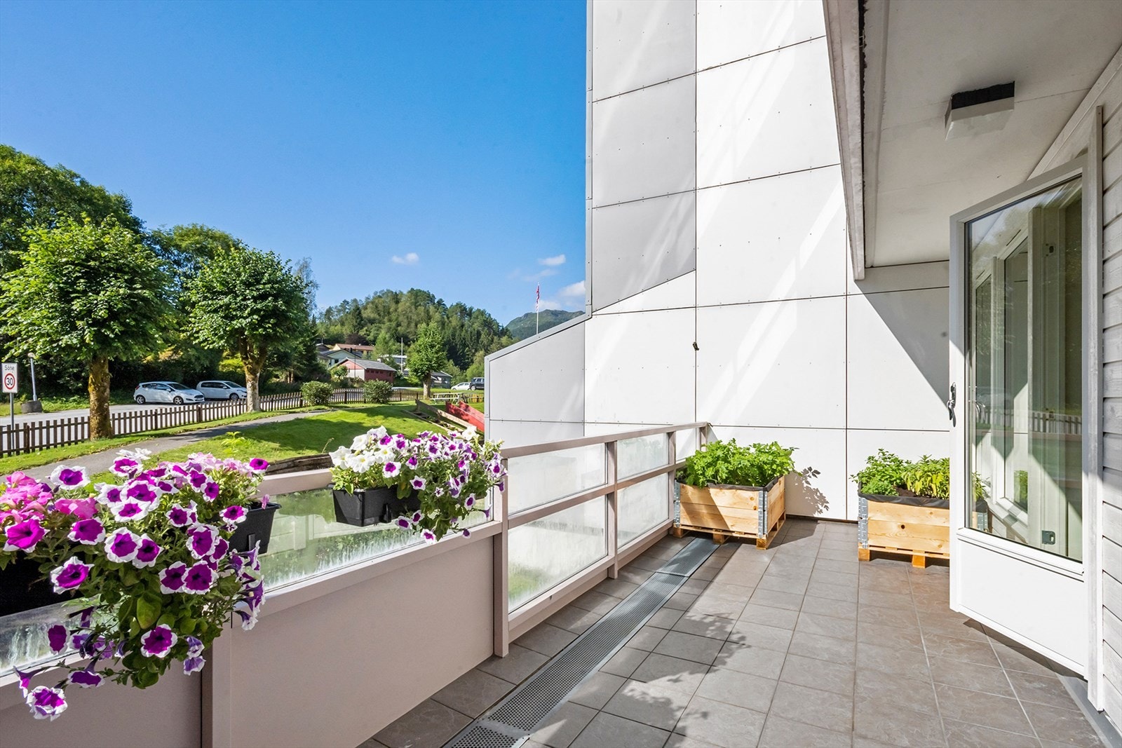 Fra stuen er det utgang til stor balkong med delvis takoverbygg. Galleribilde