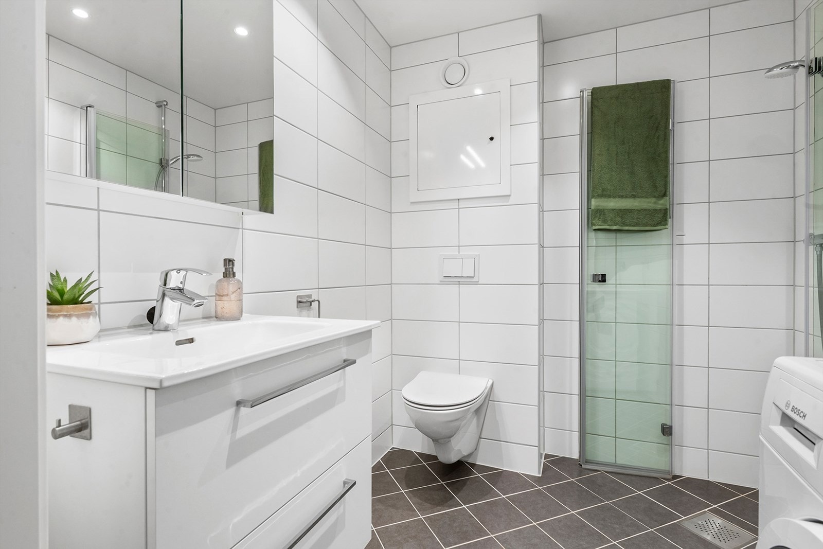 Badene ble pusset opp i 2022 i regi av borettslaget. Det ble også lagt inn rør-i-rør system med fordelerskap på badet samt nytt elektrisk anlegg på badet. Galleribilde