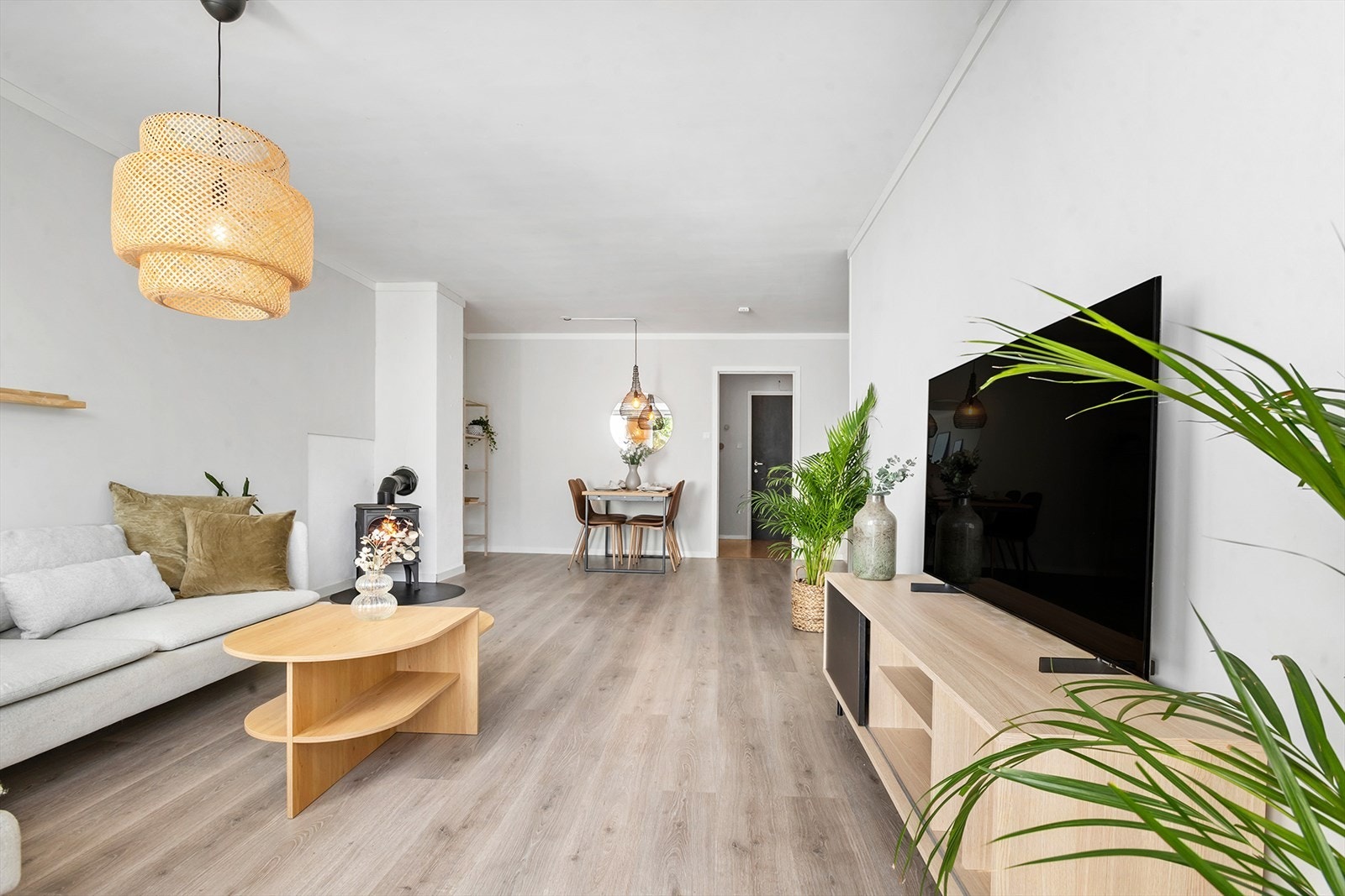 Stuen og kjøkkenet har en praktisk halvåpen planløsning. Galleribilde