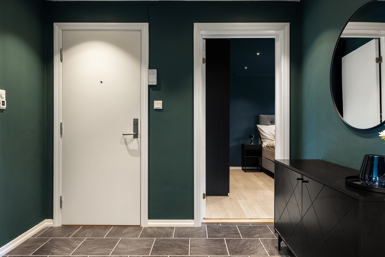 Innbydende og trivelig entré med pene, malte vegger og plass til ønsket innredning for oppbevaring av yttertøy og sko. Galleribilde