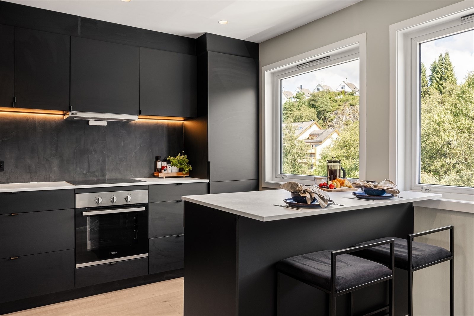 Eksklusivt kjøkken fra Kvik var nytt i 2021. Innredningen har sorte fronter og laminat benkeplate med nedfelt vask av kompositt. Galleribilde