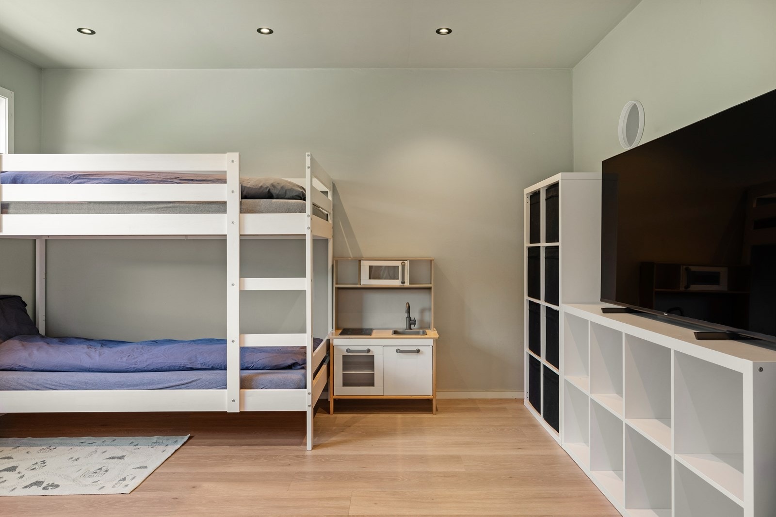 Det er plass til seng, garderobe og annen ønsket innredning. Galleribilde