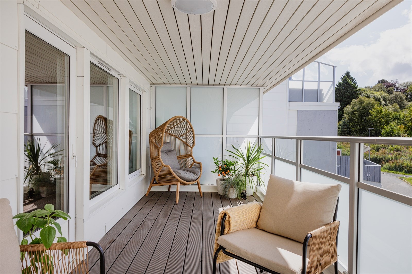 Solen titter frem litt utover formiddagen på altanen, og er der frem til kl 22-23 på en sen sommerkveld. Galleribilde