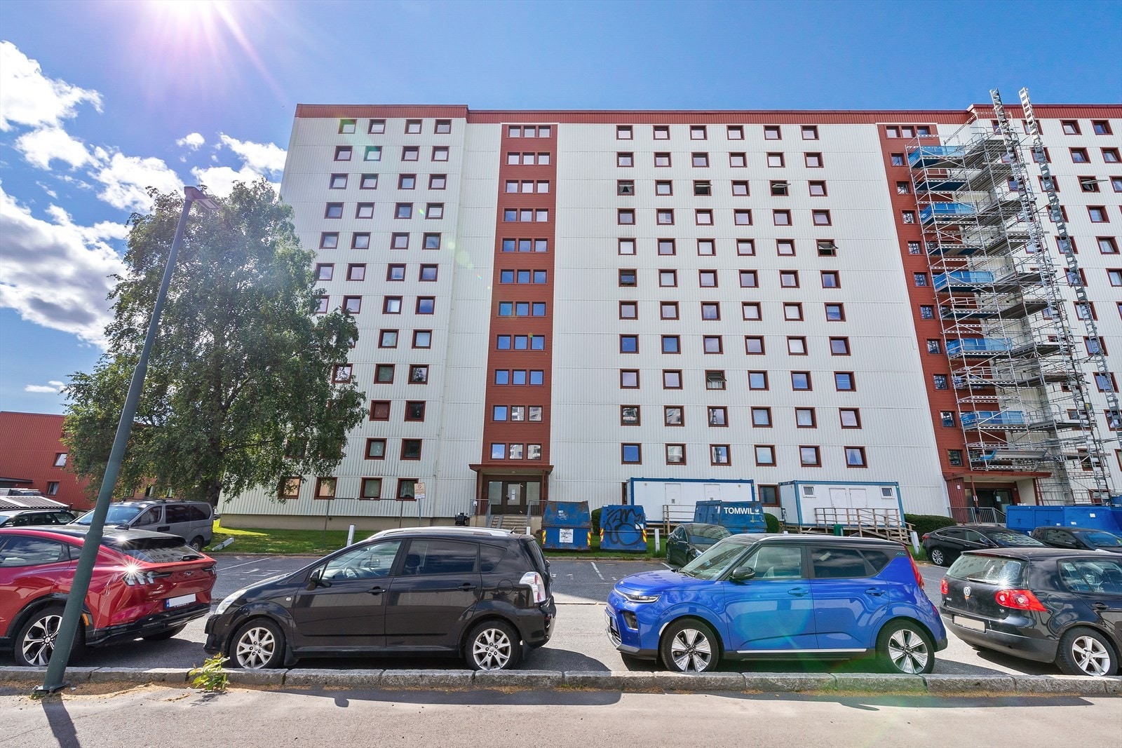 Fasade. Boligen ligger i byggets 3. etasje.
Gateparkering rett utenfor. Galleribilde