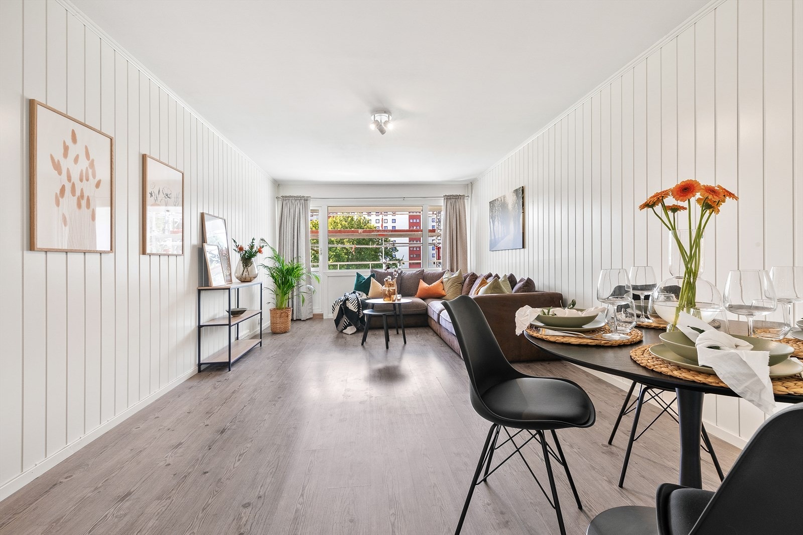 Stuen har god plass til en komfortabel sofagruppe og en praktisk spisegruppe. Galleribilde