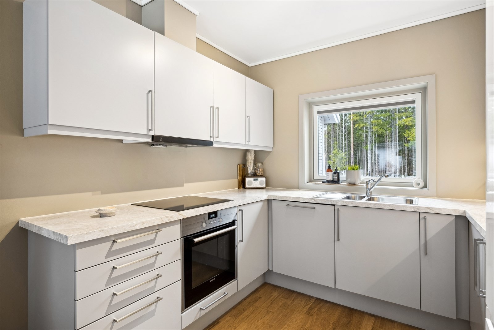 Kjøkkenet har en fin innredning med glatte fronter. Galleribilde