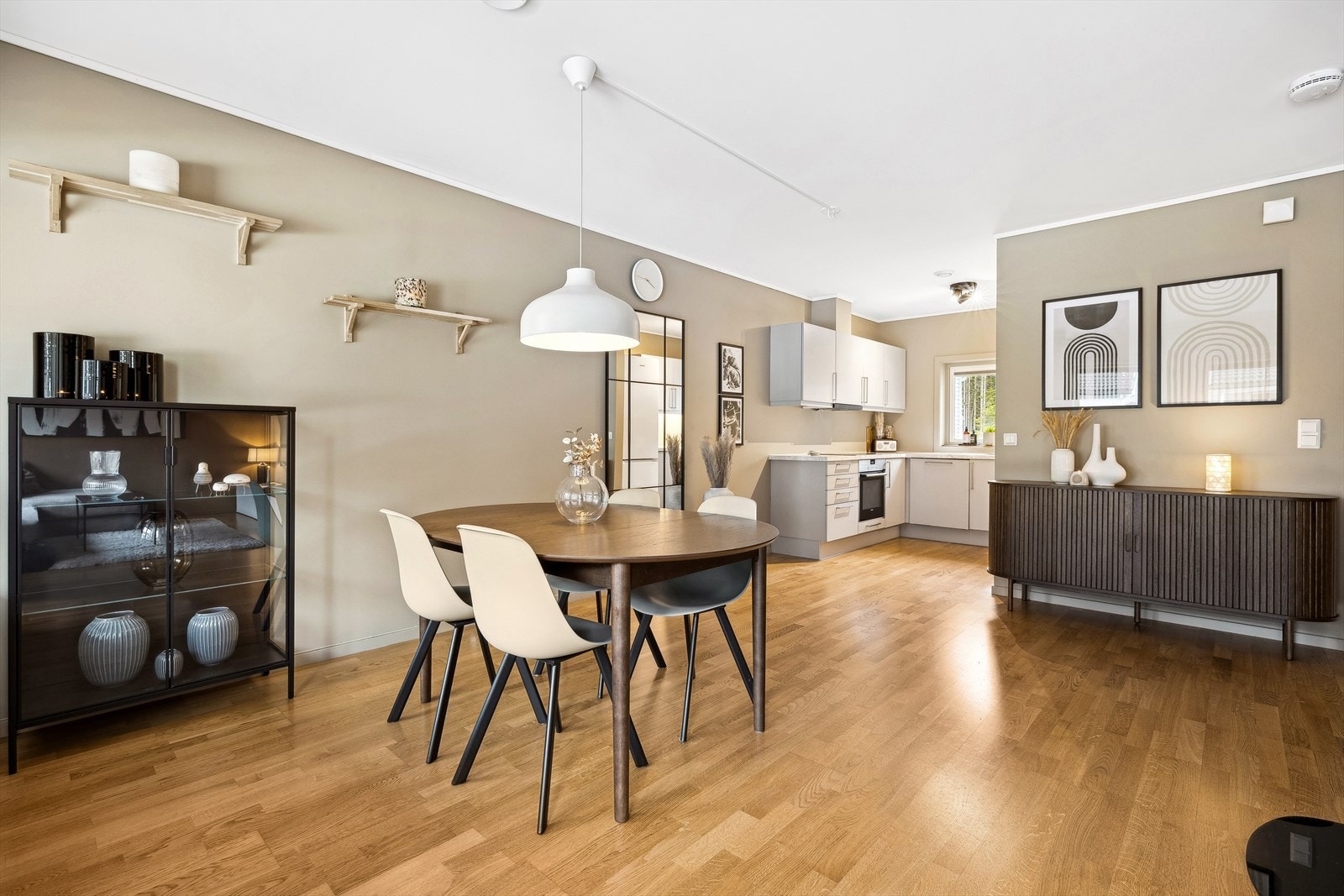 Spisegruppen har en praktisk plassering like utenfor kjøkkenet. Galleribilde