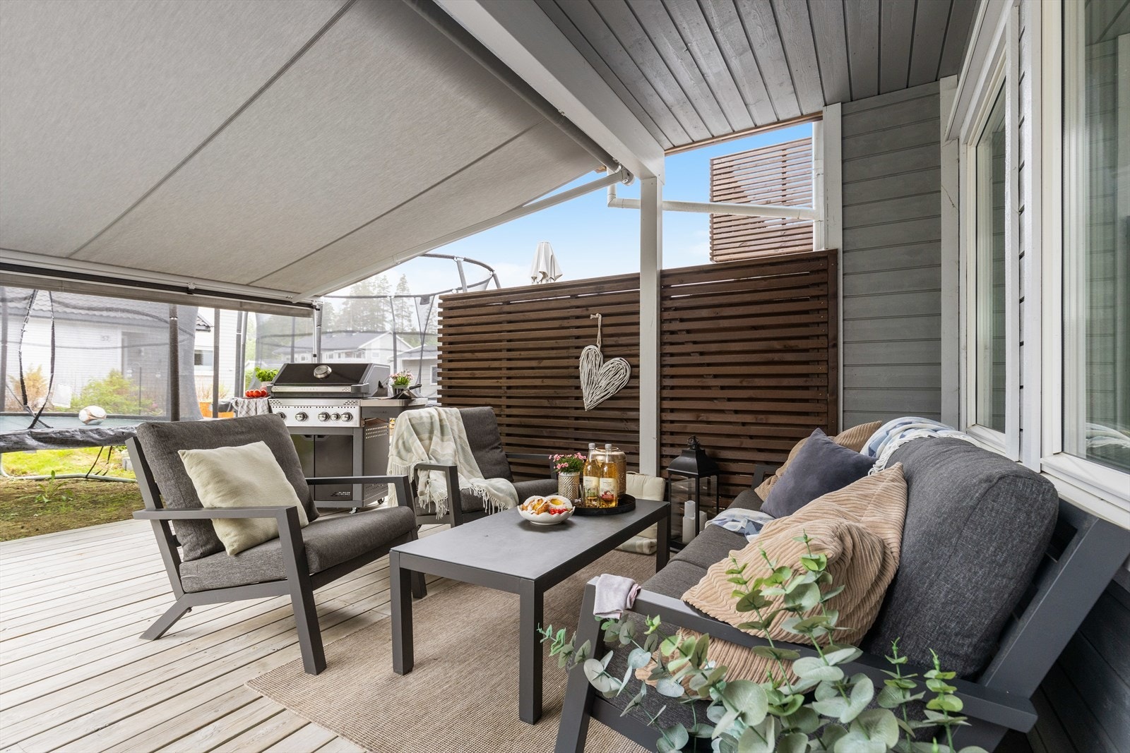 Meget praktisk markise som minimerer innsyn og samtidig skjermer for solen. Galleribilde