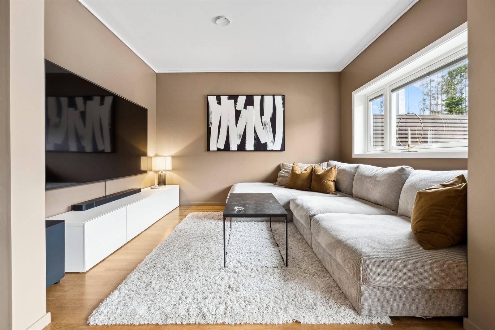 Sofagruppen har en fin og lys plassering i stuen. Galleribilde