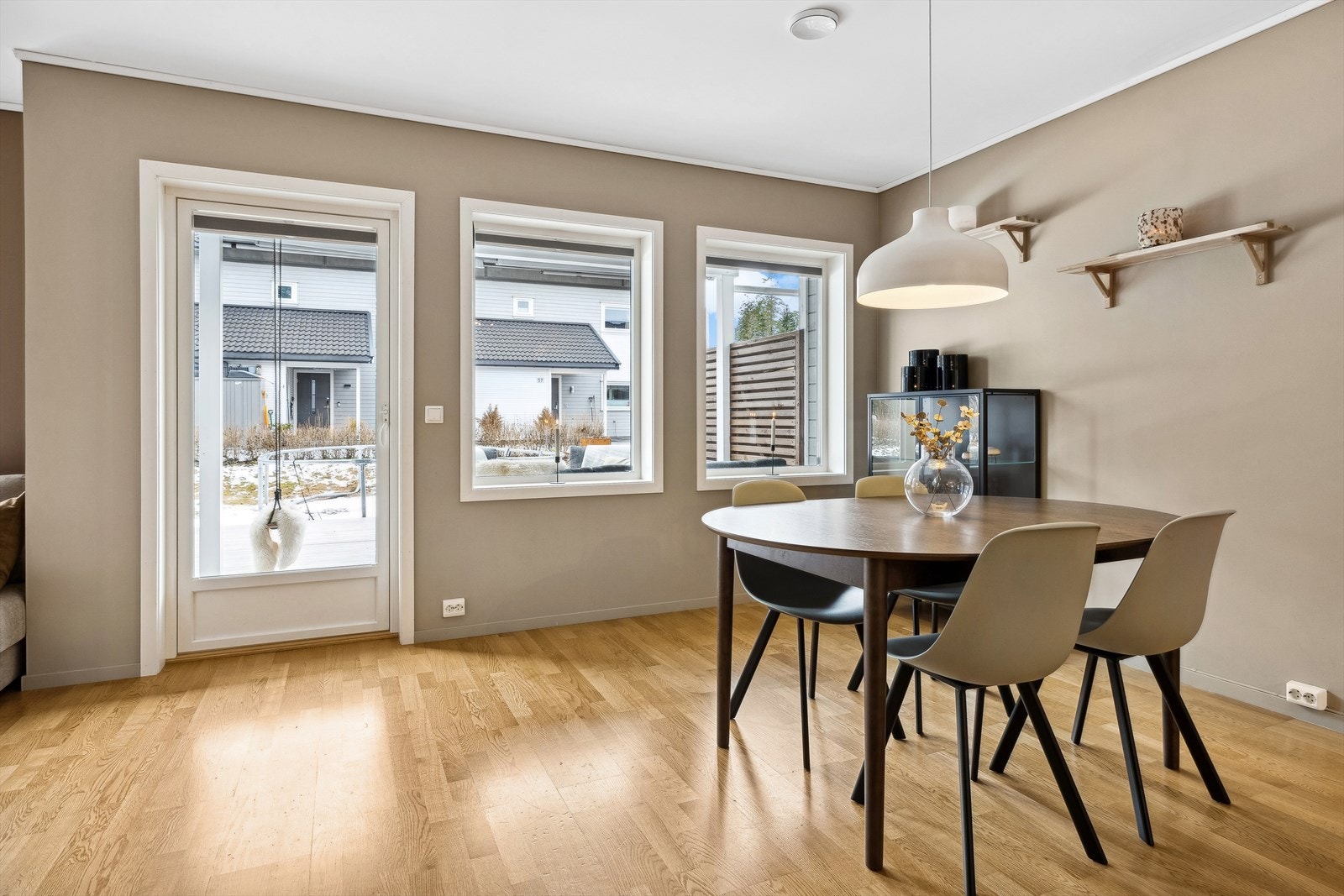 Fra spisestuen er det utgang til en stor terrasse, hvor du kan nyte gode solforhold. Galleribilde