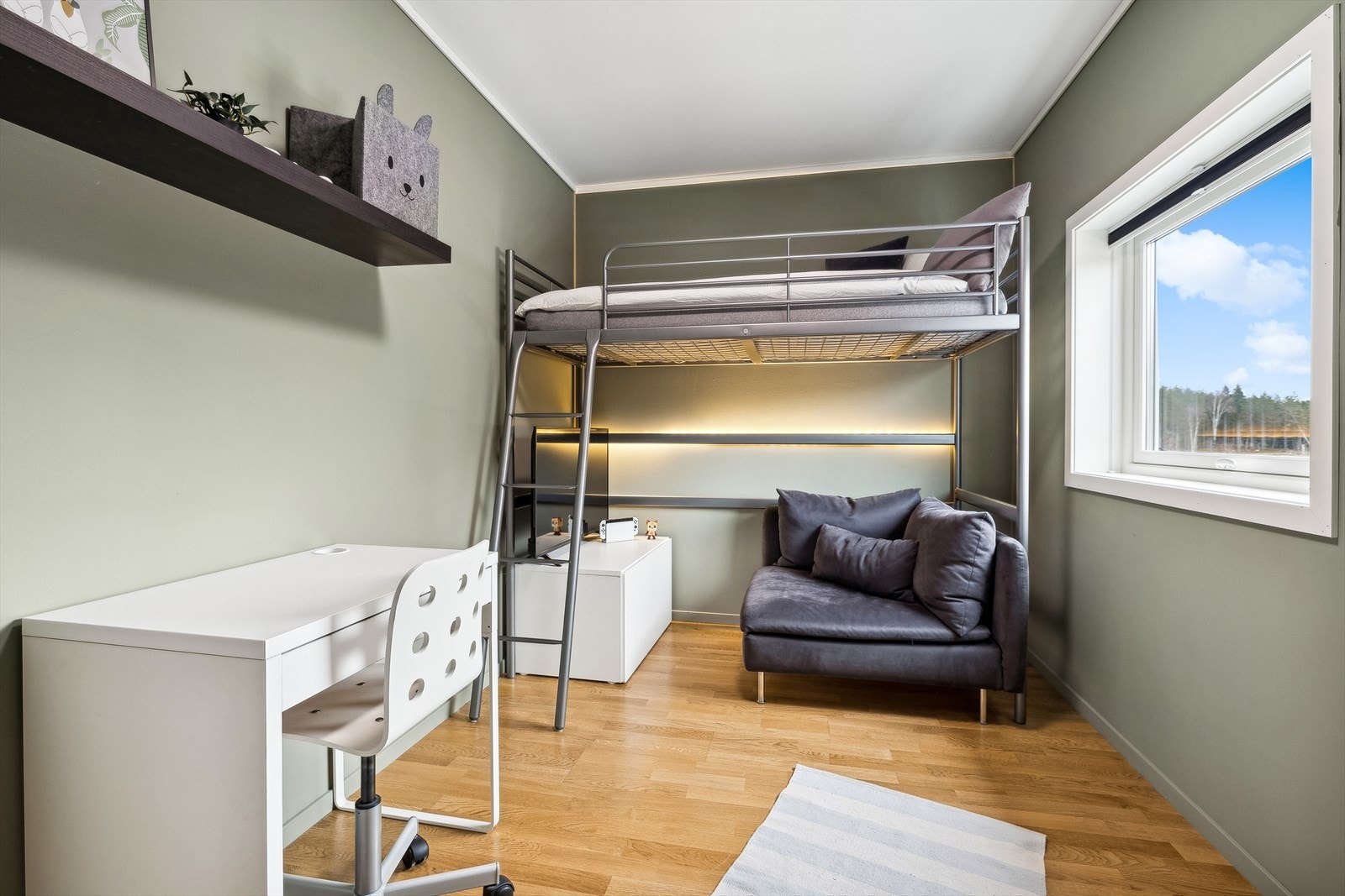 Soverommet har god plass til seng og tilhørende møbler. Galleribilde