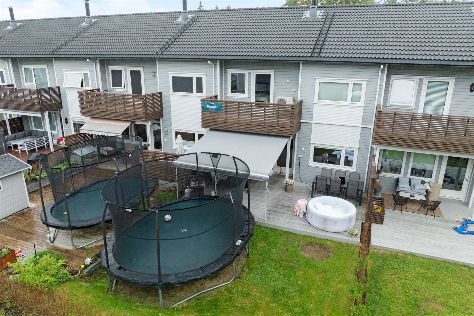 Rekkehus med en solrik og skjermet beliggenhet i et barnevennlig boligområde. Galleribilde