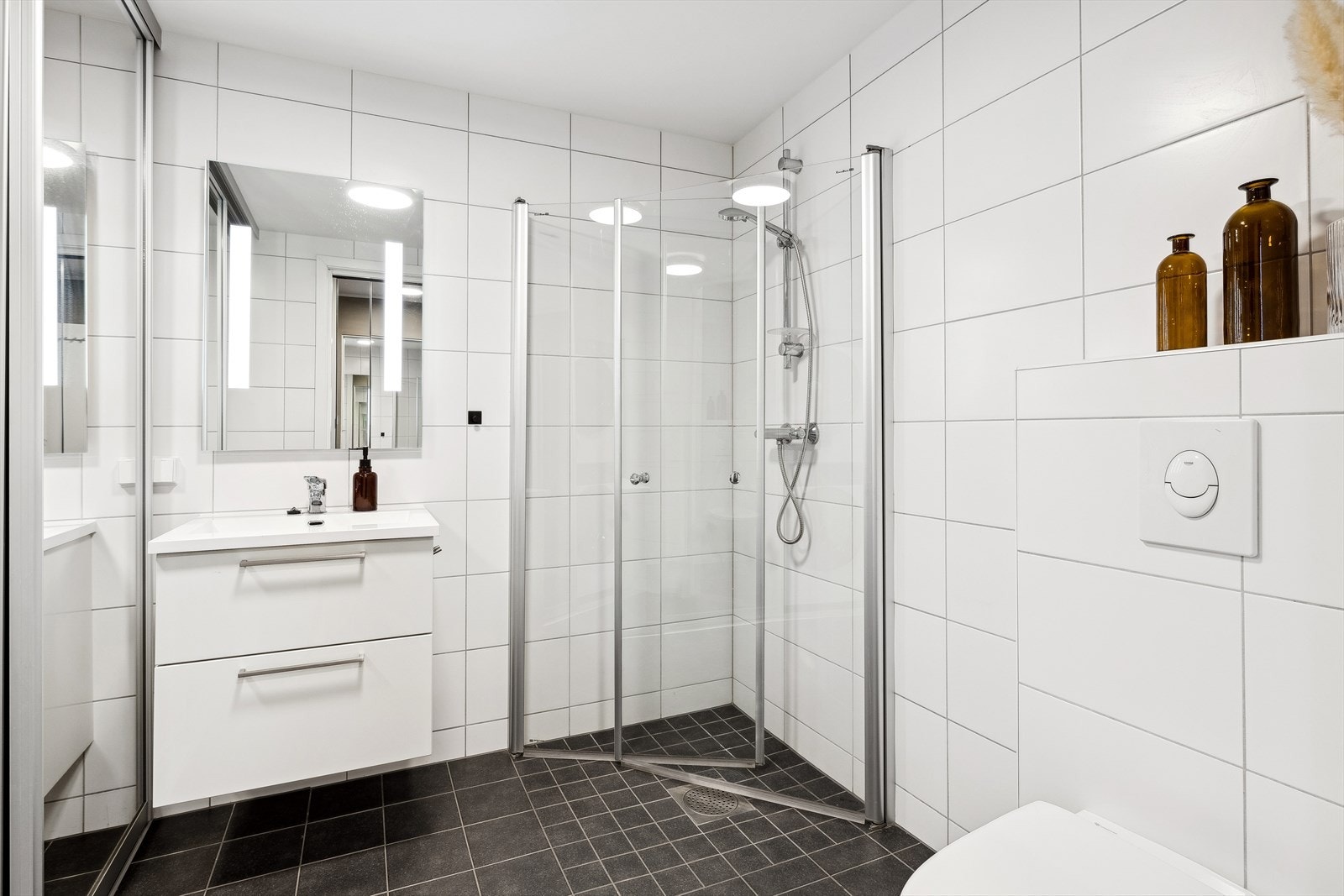 Bad/vaskerommet i første etasje har flislagte vegger og flislagt gulv med varmekabler. Galleribilde