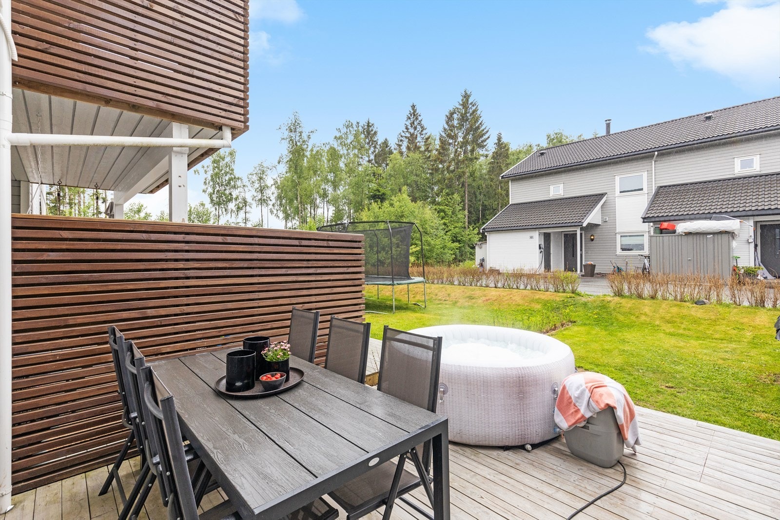 Nyt avslappende timer på terrassen. Galleribilde