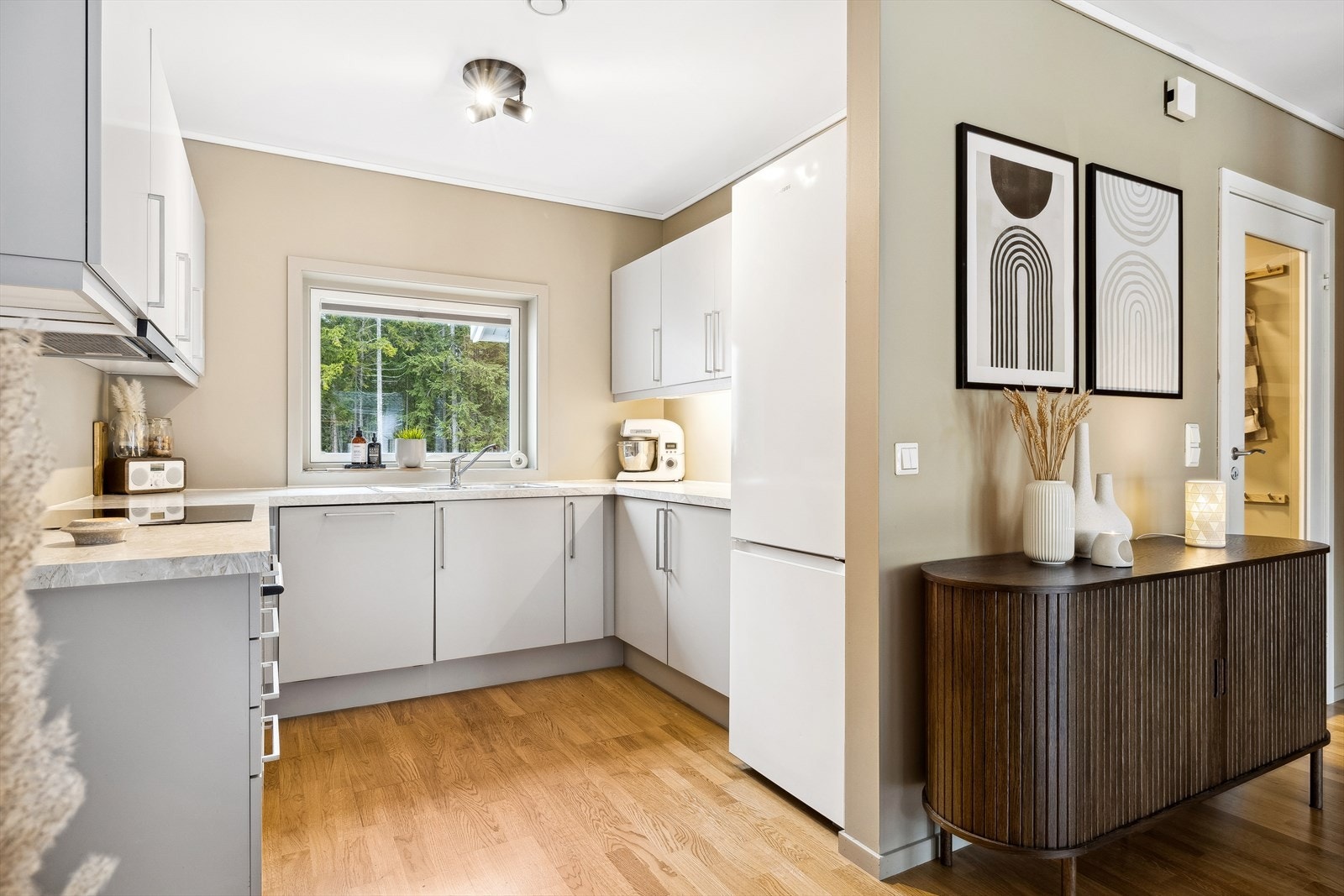 På kjøkkenet finner man en helstøpt servant med to kummer. Den moderne innfelte stekeovnen med platetopp gir en elegant finish, mens ventilatoren montert over platetoppen sørger for effektiv utlufting. Galleribilde