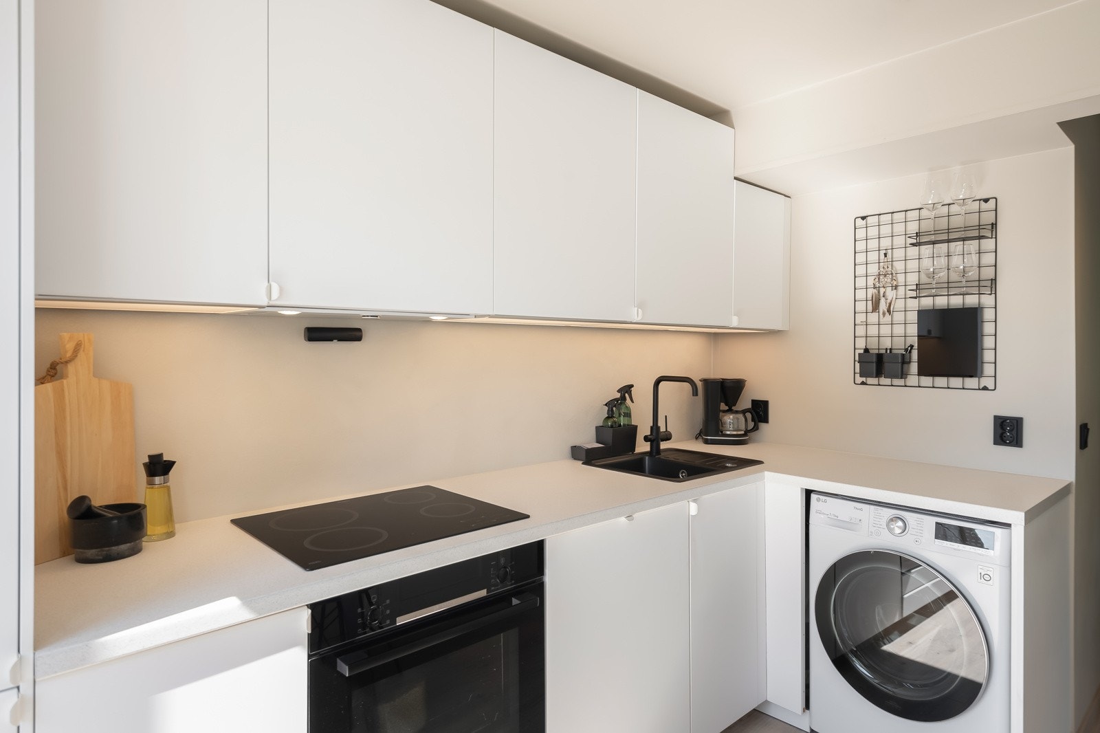 Kombimaskin vask/tørk fra LG med er integrert i kjøkkenet. Borettslaget har også felles vaskerom i kjeller. Galleribilde