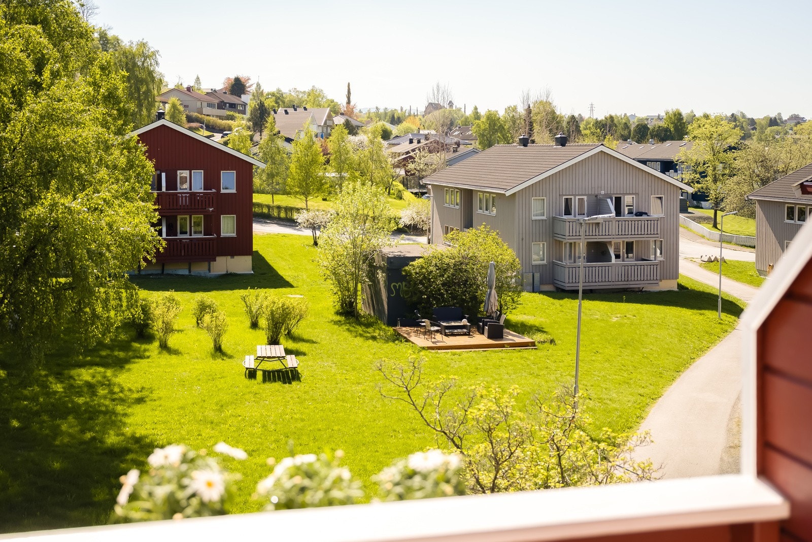Bygget ligger godt plassert innerst i feltet, samt god distanse fra de andre leilighetene. Galleribilde