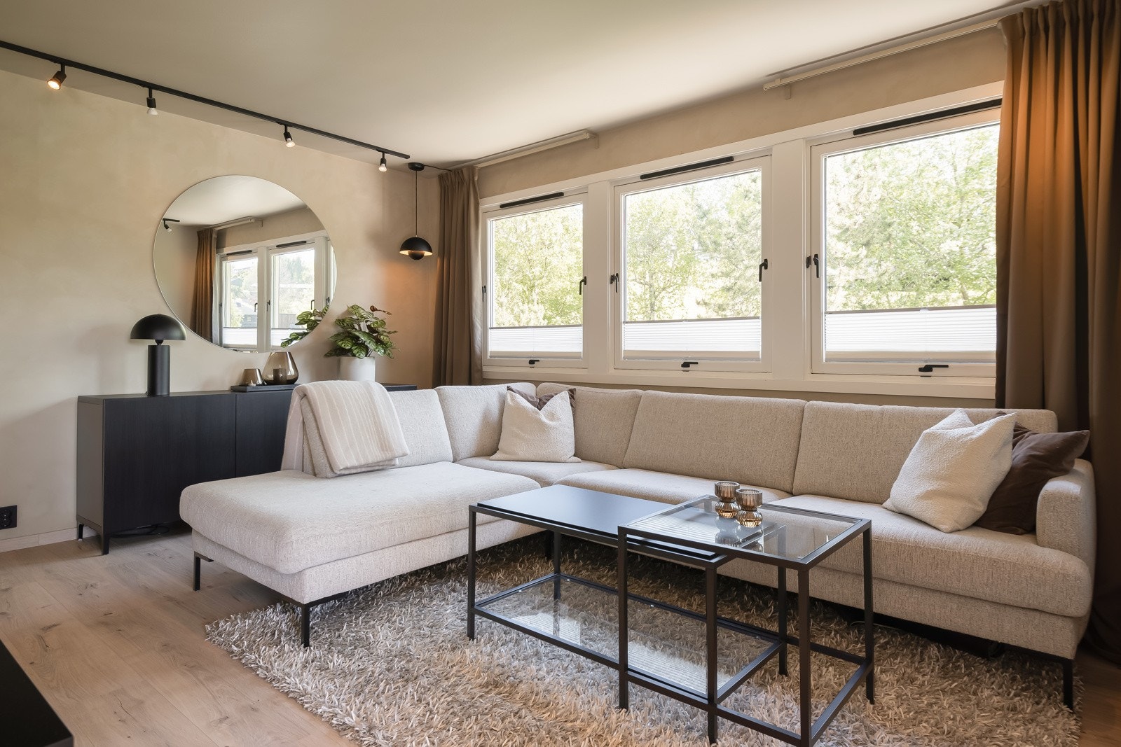 Leiligheten har gjennomgående høy standard etter renoveringen i 21/22. På stuen er det blant annet slette vegger, varmefolie i gulv, Plejd smartbelysning spottskinner og Adax neo panelovn med appstyring. Galleribilde