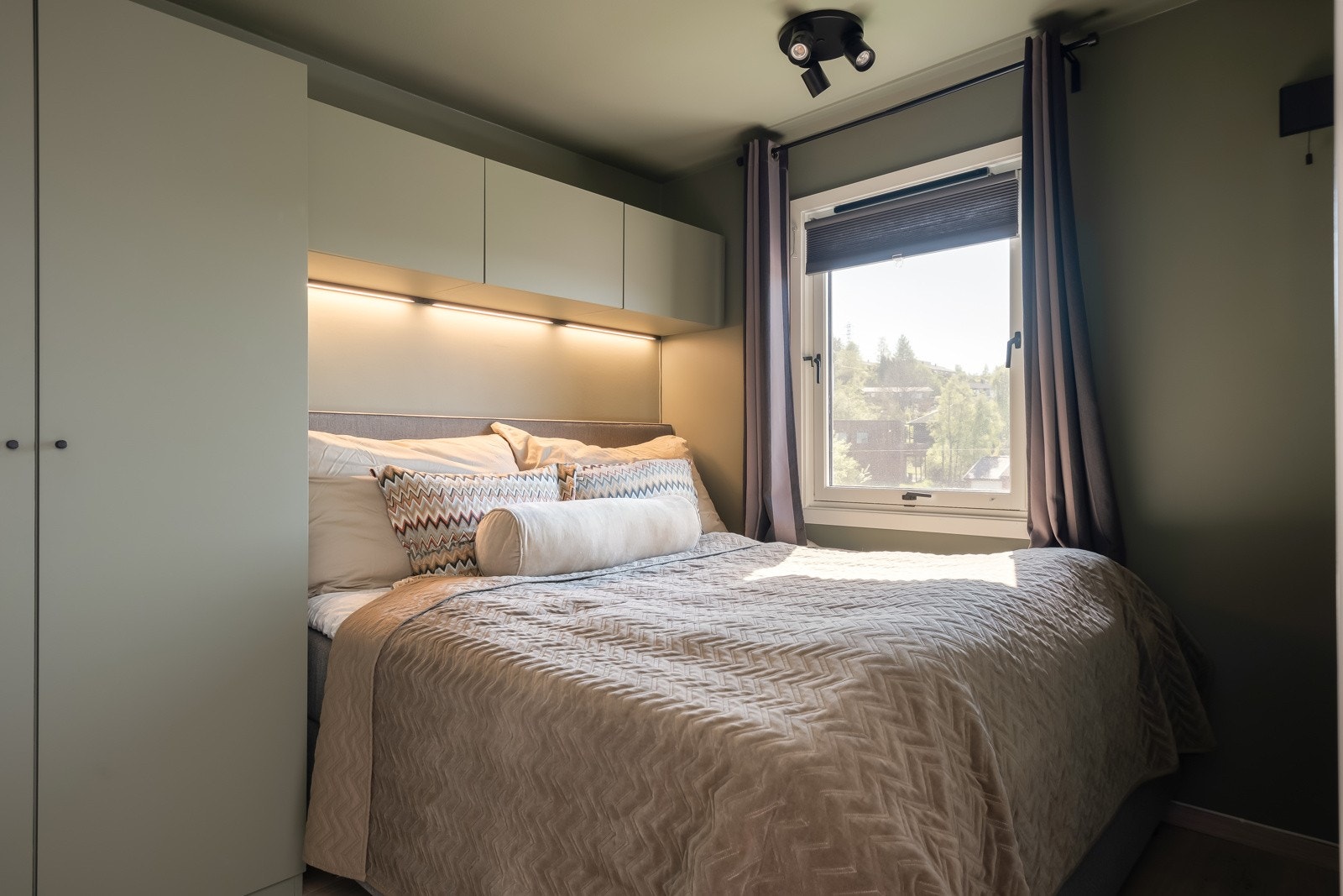 Svært godt utnyttet soverom på 7 m². God plass til oppbevaring og stor seng. Galleribilde