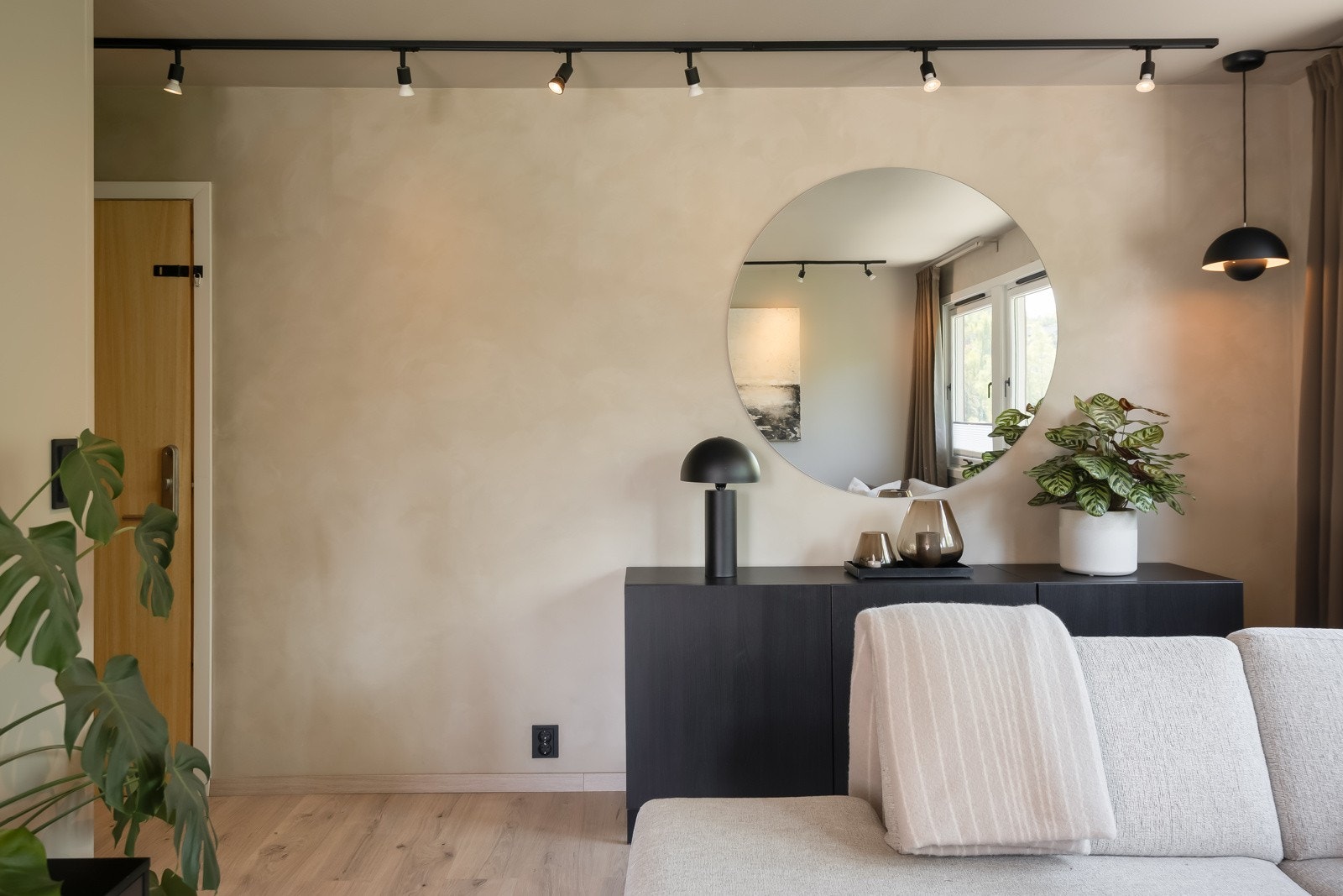 Stuen er malt med Jotun i fargen Sand, og Jotun Minerals revive i fargen Curious Mind. Galleribilde