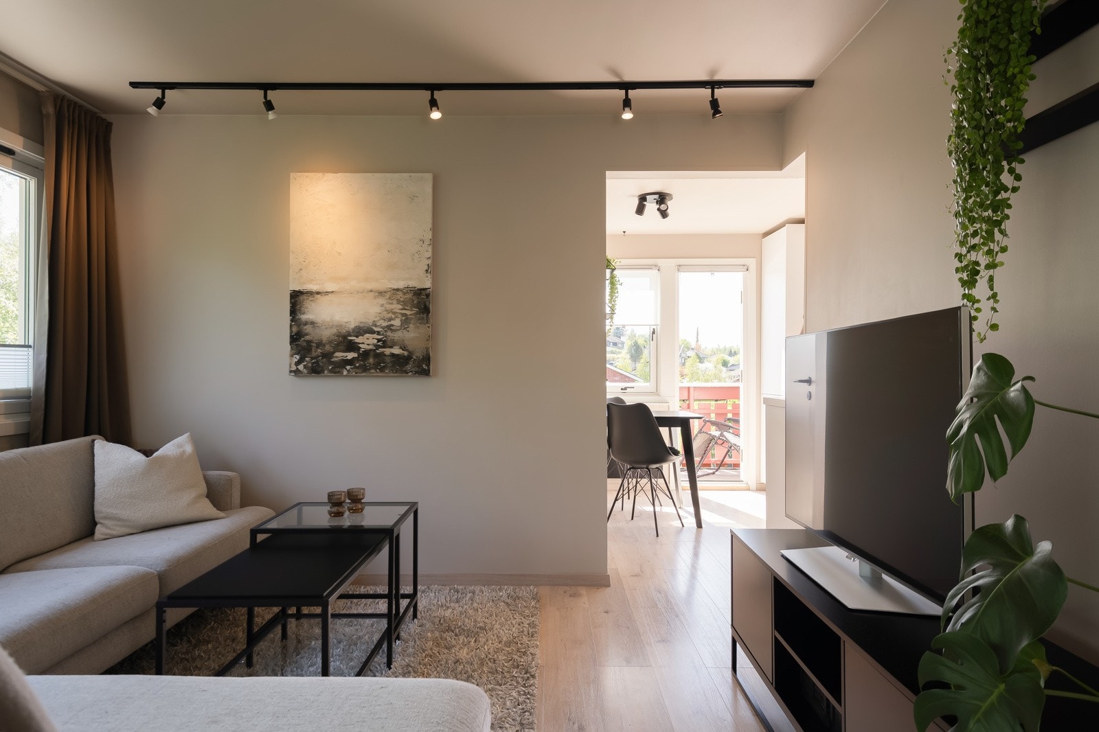 Velkommen til Einar Øfstis veg 43! Omfattende renovert 2-roms med gode solforhold. Galleribilde