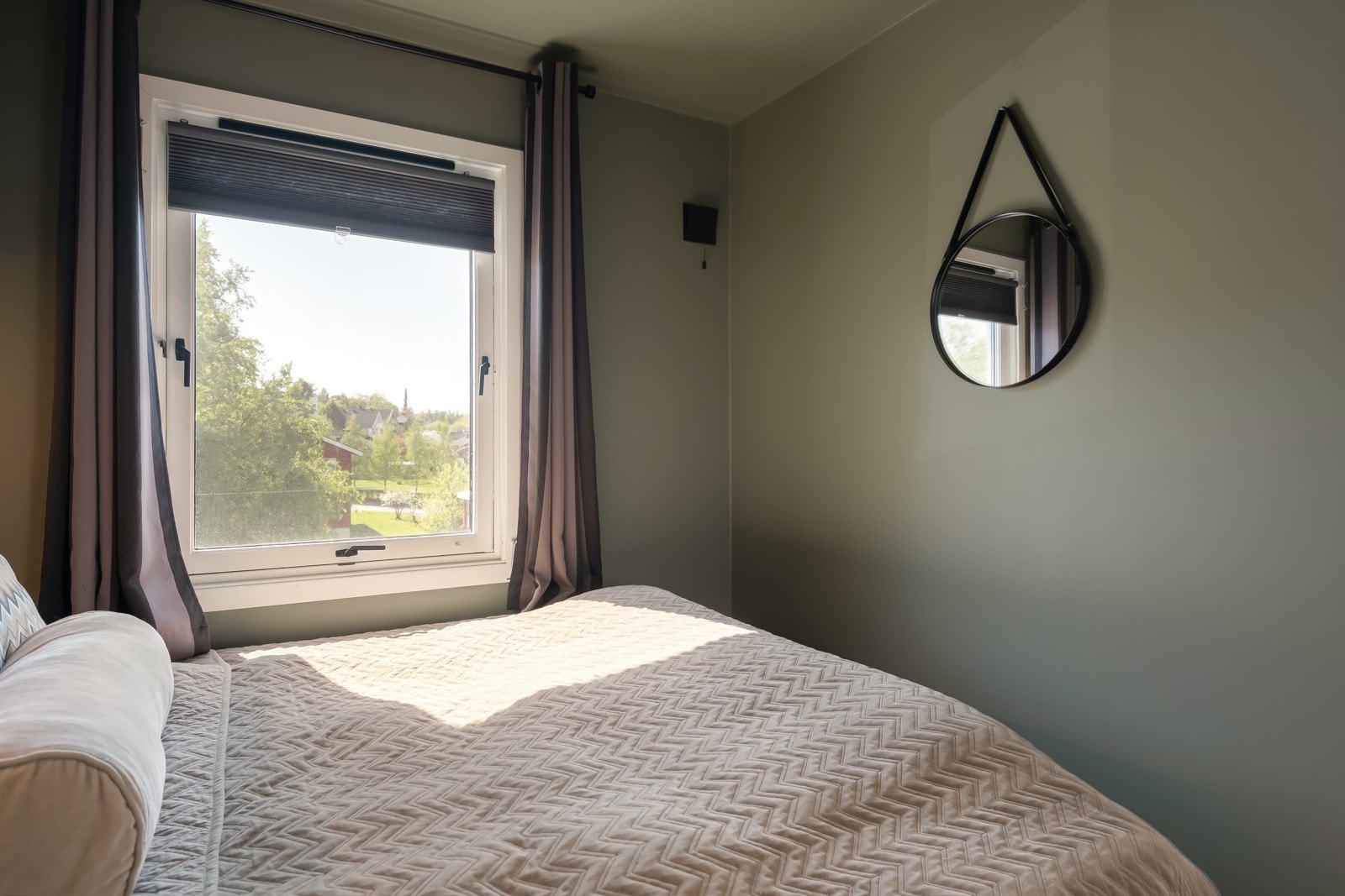 Vinduet vender ut mot Borettslagets rolige og grønne fellesområder. Skjermet for innsyn. Galleribilde