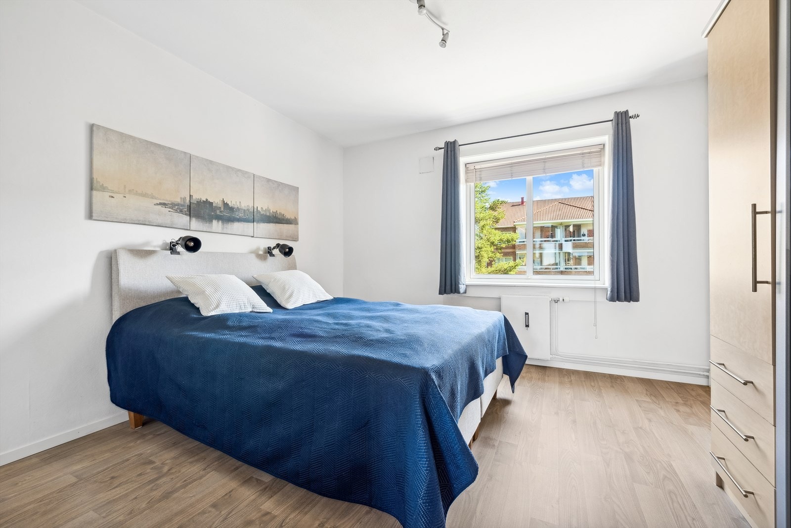 I tillegg til garderobeplassen har soverommet tilgang til en bod som er benyttet som skap. Galleribilde
