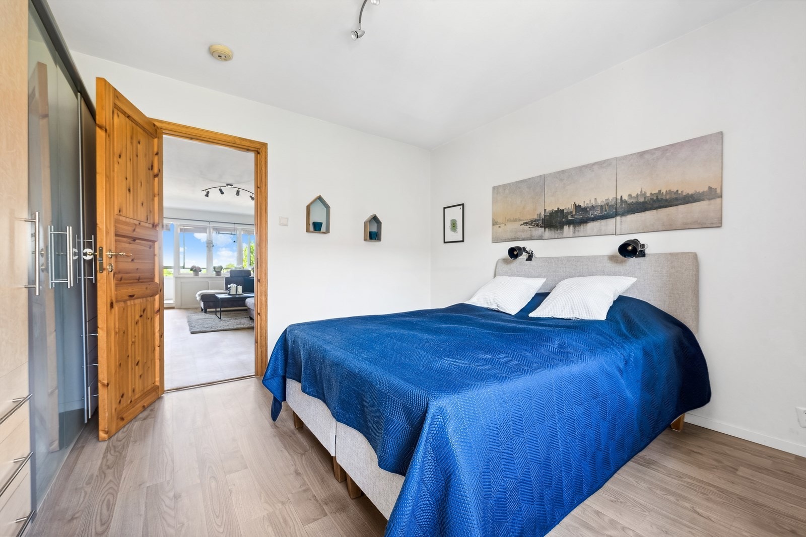 Leiligheten har et lyst og romslig soverom med god plass til en dobbeltseng, nattbord og annet ønsket møblement. Galleribilde