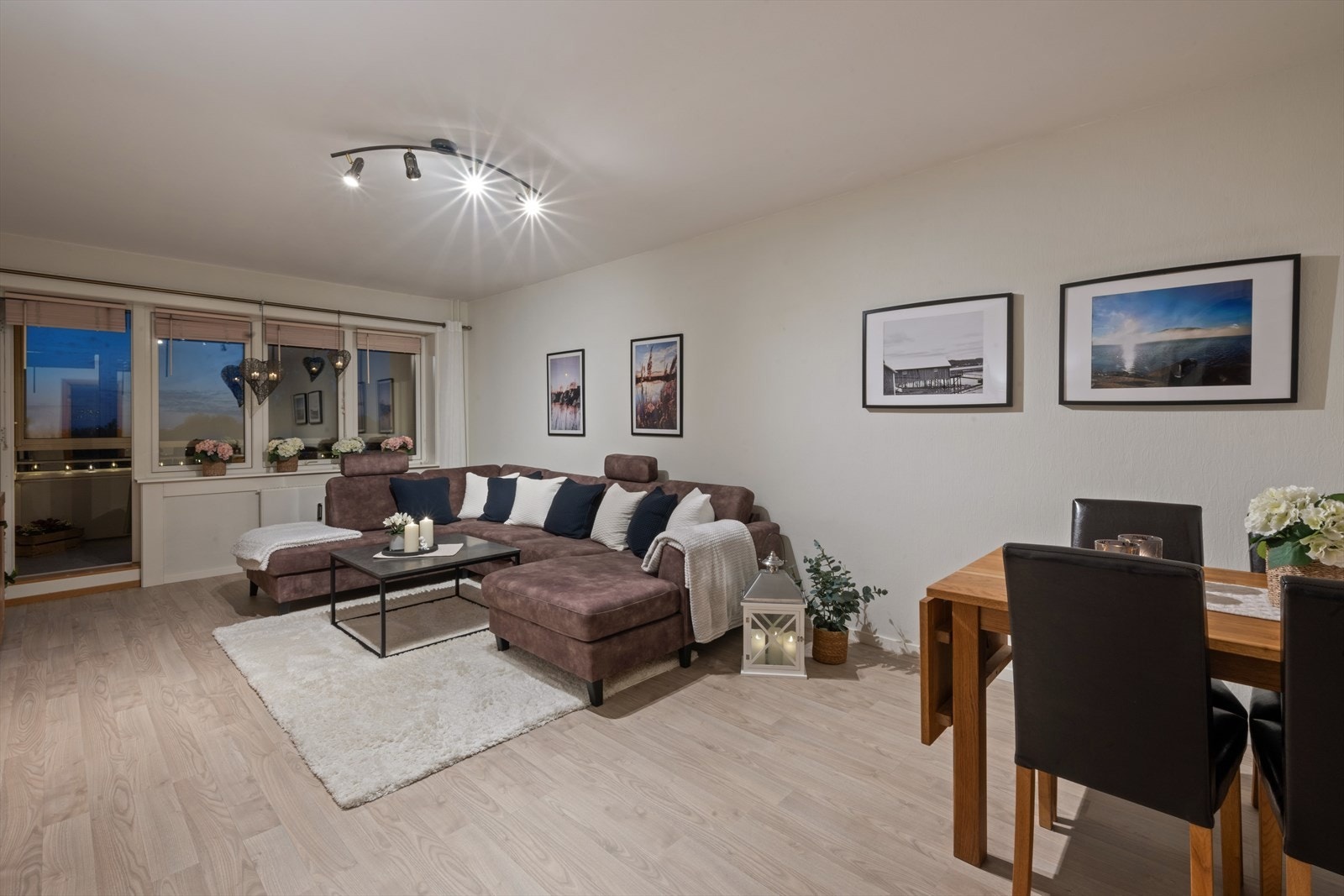 Leiligheten er gjennomgående med lyse vegger og pent laminatgulv. Galleribilde