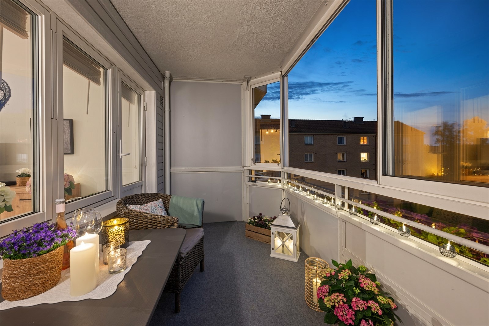 Fra stuen er det utgang til en innglasset balkong på 9 kvm, som er en flott forlengelse av stuen. Galleribilde