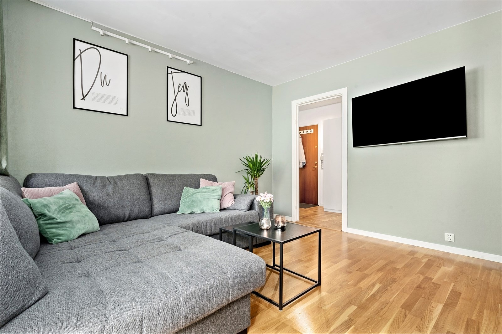Leiligheten har en praktisk planløsning, som gjør det enkelt å innrede i stuen. Galleribilde