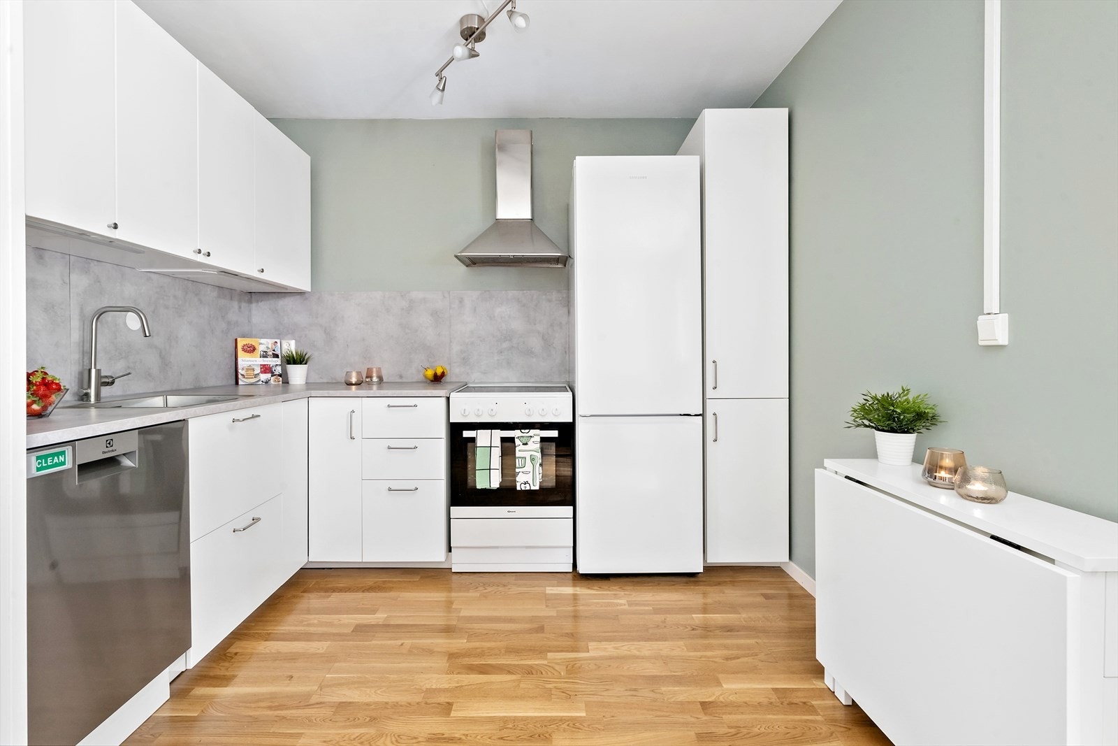 Kjøkkenet består av en lys og tidløs innredning med slitesterke overflater. Galleribilde