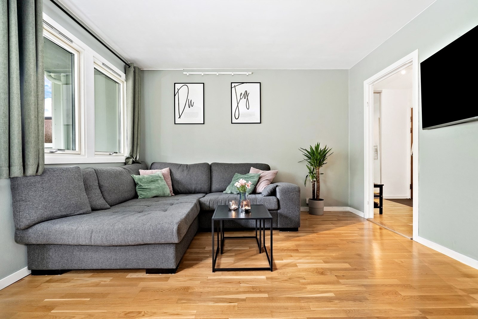 Overflatene er malt i moderne og duse fargetoner og store vindusflater sørger for fint med naturlig lys. Galleribilde