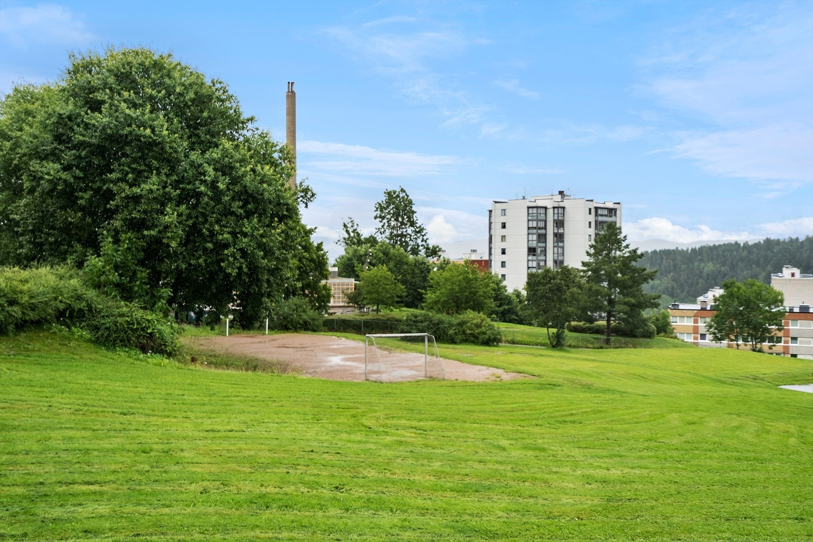 Det er nærhet til stor grøntområder, lekeplasser og ballbaner. Galleribilde