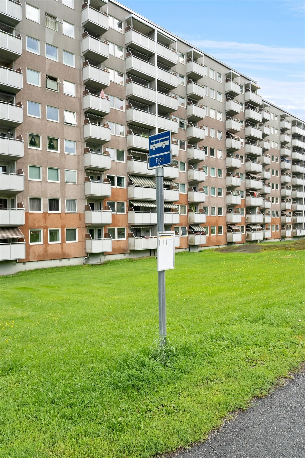 Ellers er det kort vei til fotballbane, idrettshall, skøytebane, svømmehall, tennisanlegg og treningssenter som gjør området til et attraktivt sted å bosette seg i. Galleribilde