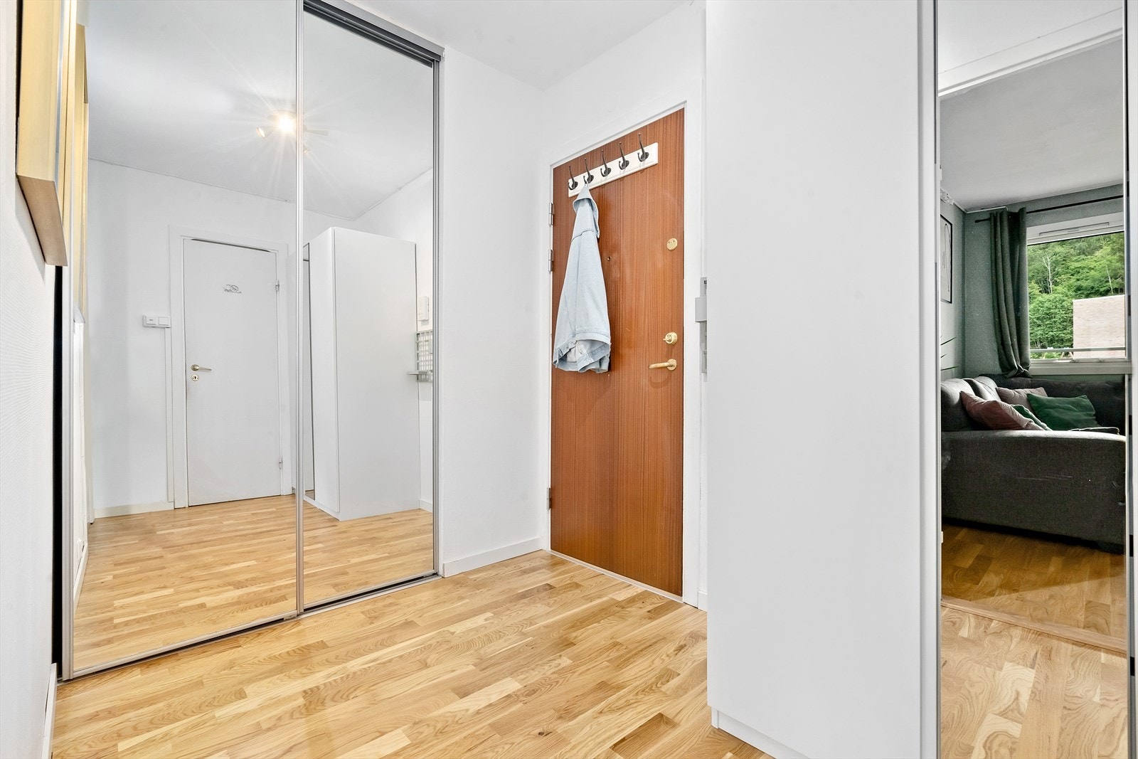 Det er både garderobeskap og skyvedørsgarderobe. Galleribilde