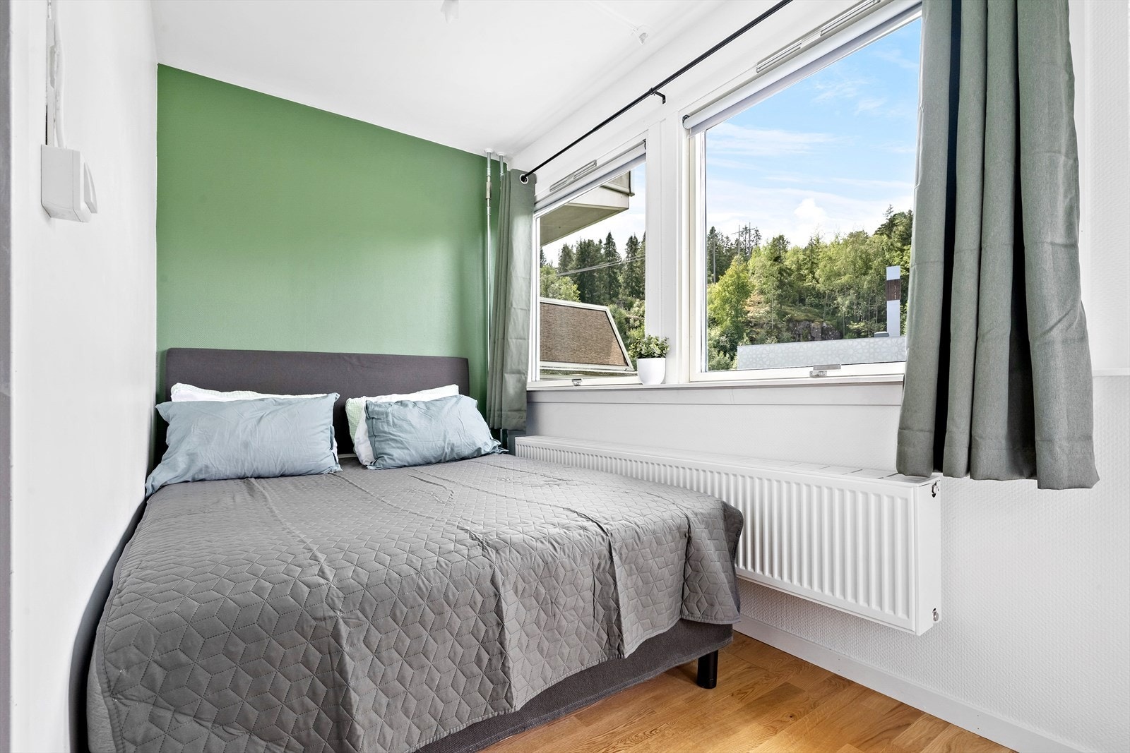 Leiligheten har en meget praktisk soverom/alkove hvor det er plass til å innrede med seng og veggoppbevaring. Galleribilde