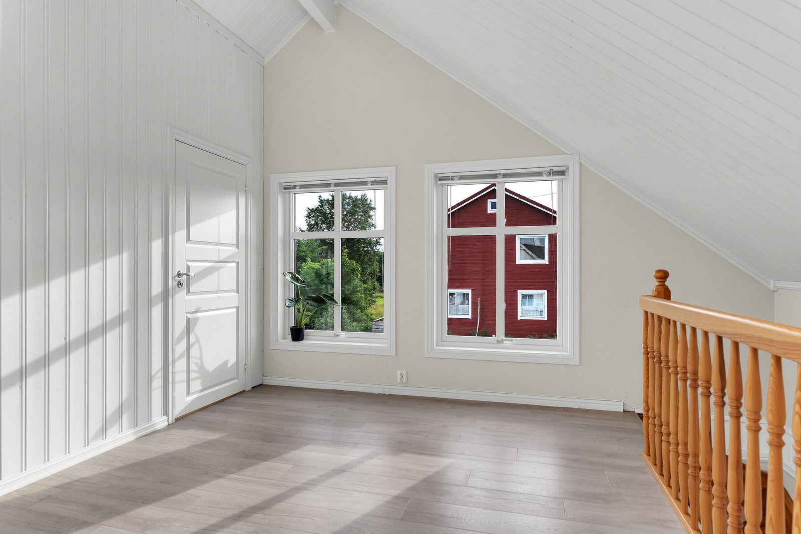 Loftstue med god takhøyde og store vinduer. Galleribilde