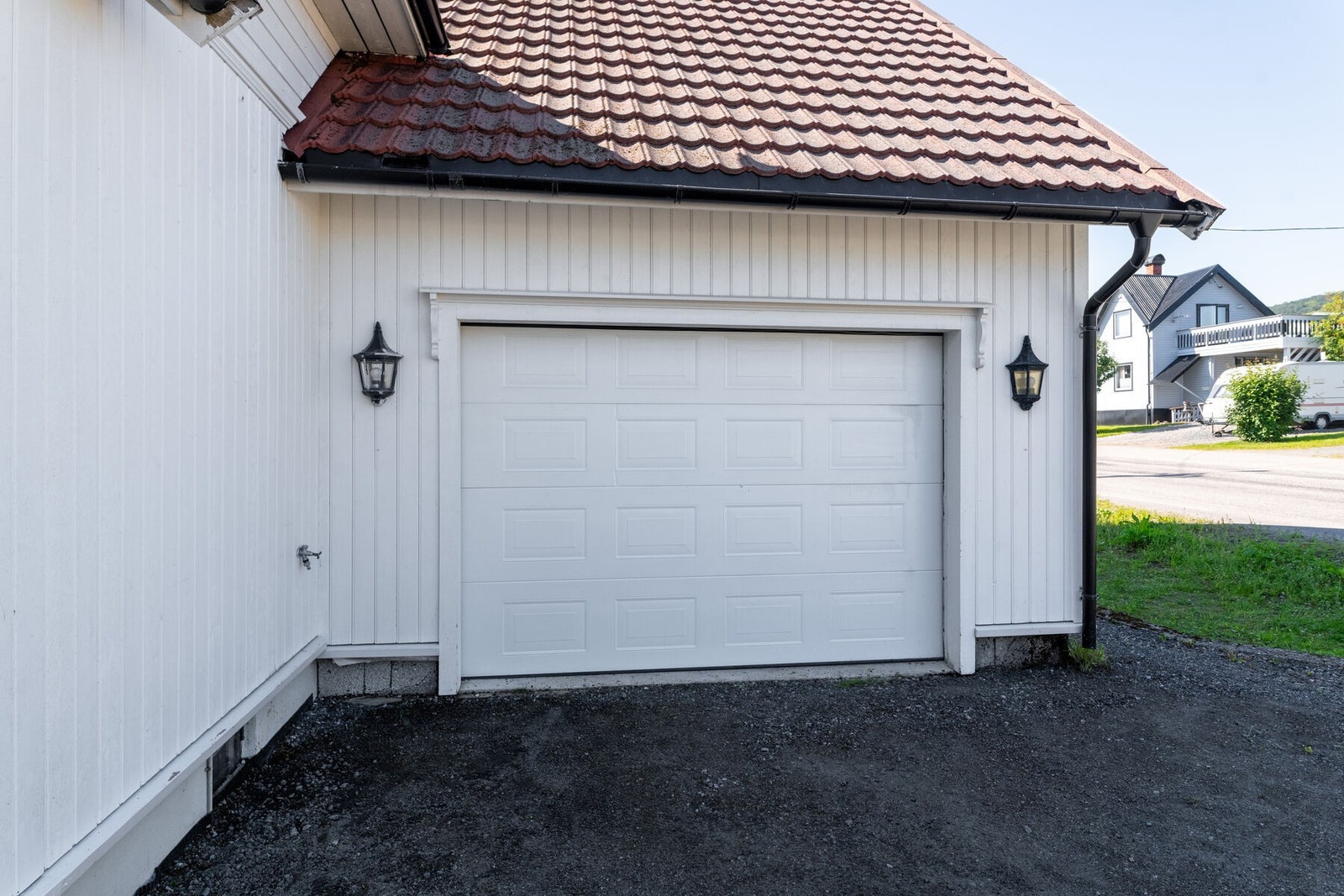 I tillegg til den integrerte garasjen er det også parkeringsmuligheter på egen gruslagt gårdsplass. Galleribilde