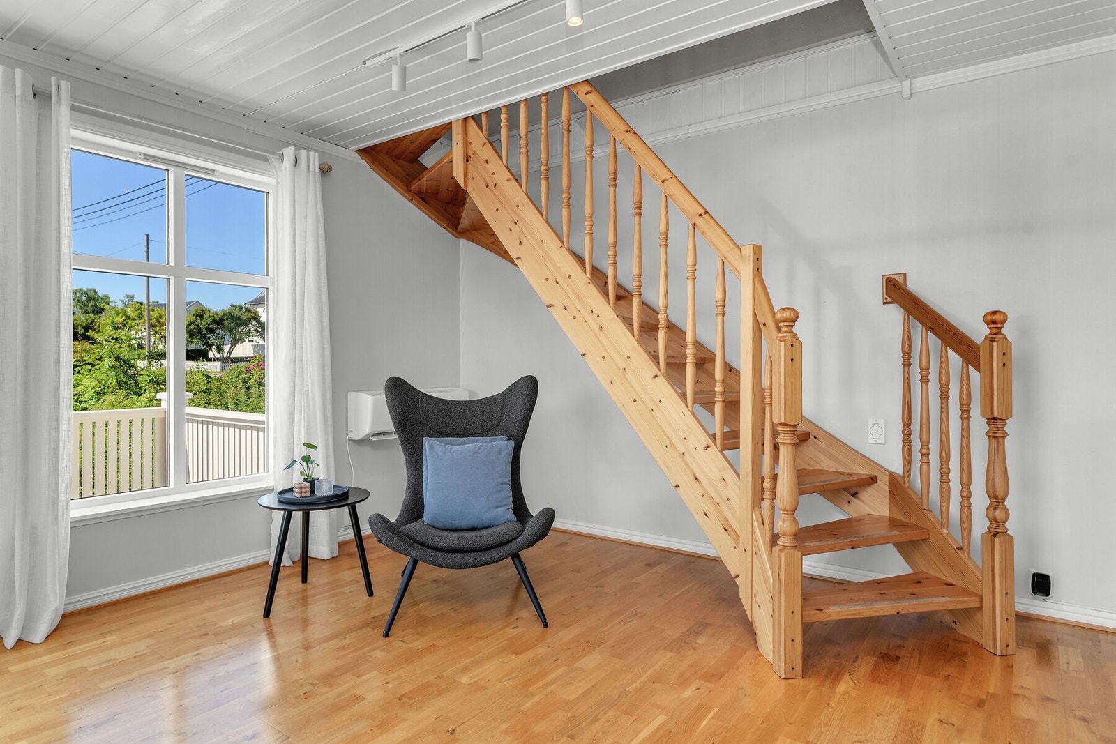 Fra stuen er det trapp opp til 2. etasje. Galleribilde