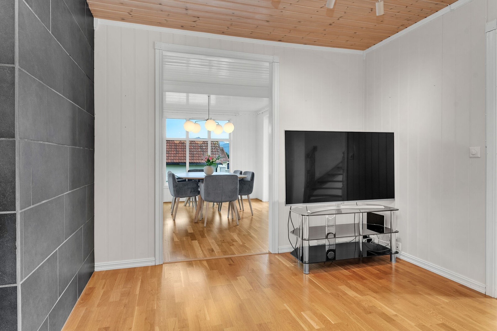 Fra stuen er det adkomst til spisestue og kjøkken i en åpen løsning. Galleribilde