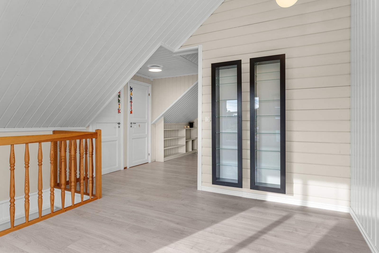 Loftsetasjen består av loftstue, 5 soverom og et bad/vaskerom. Galleribilde