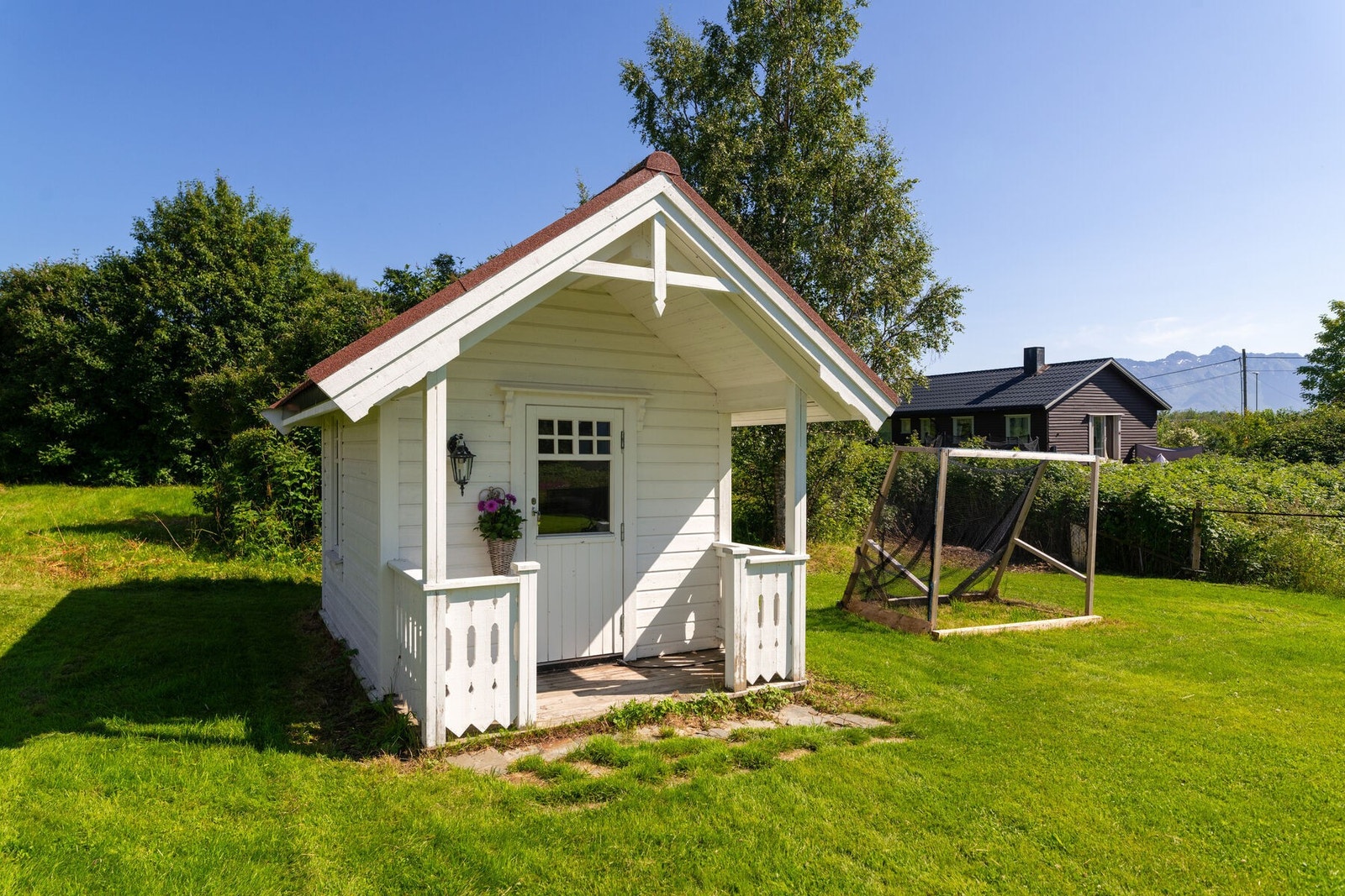 Isolert dukkestue fra 2012 med god standard. Galleribilde