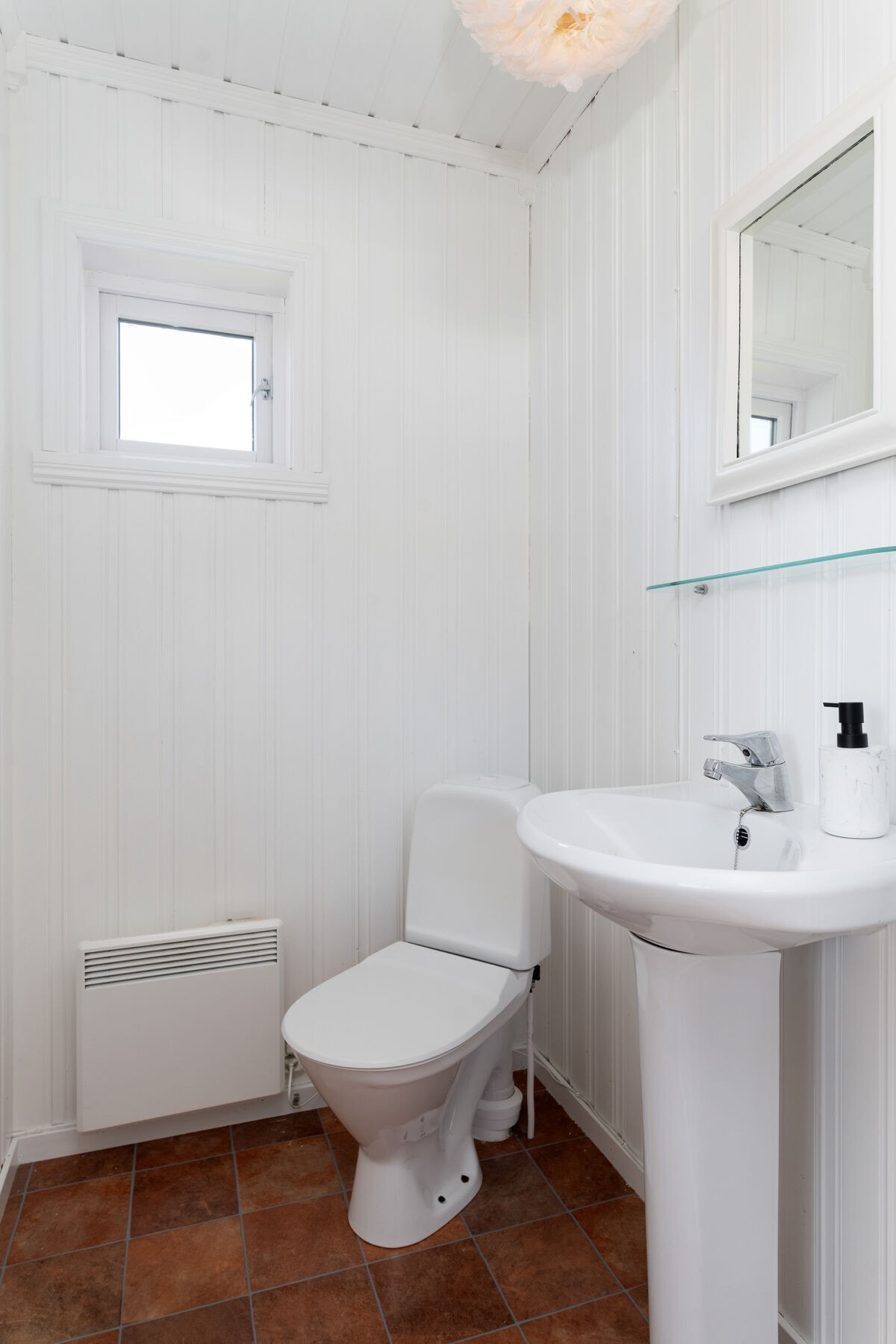 Gjestetoalett ved entré. Galleribilde