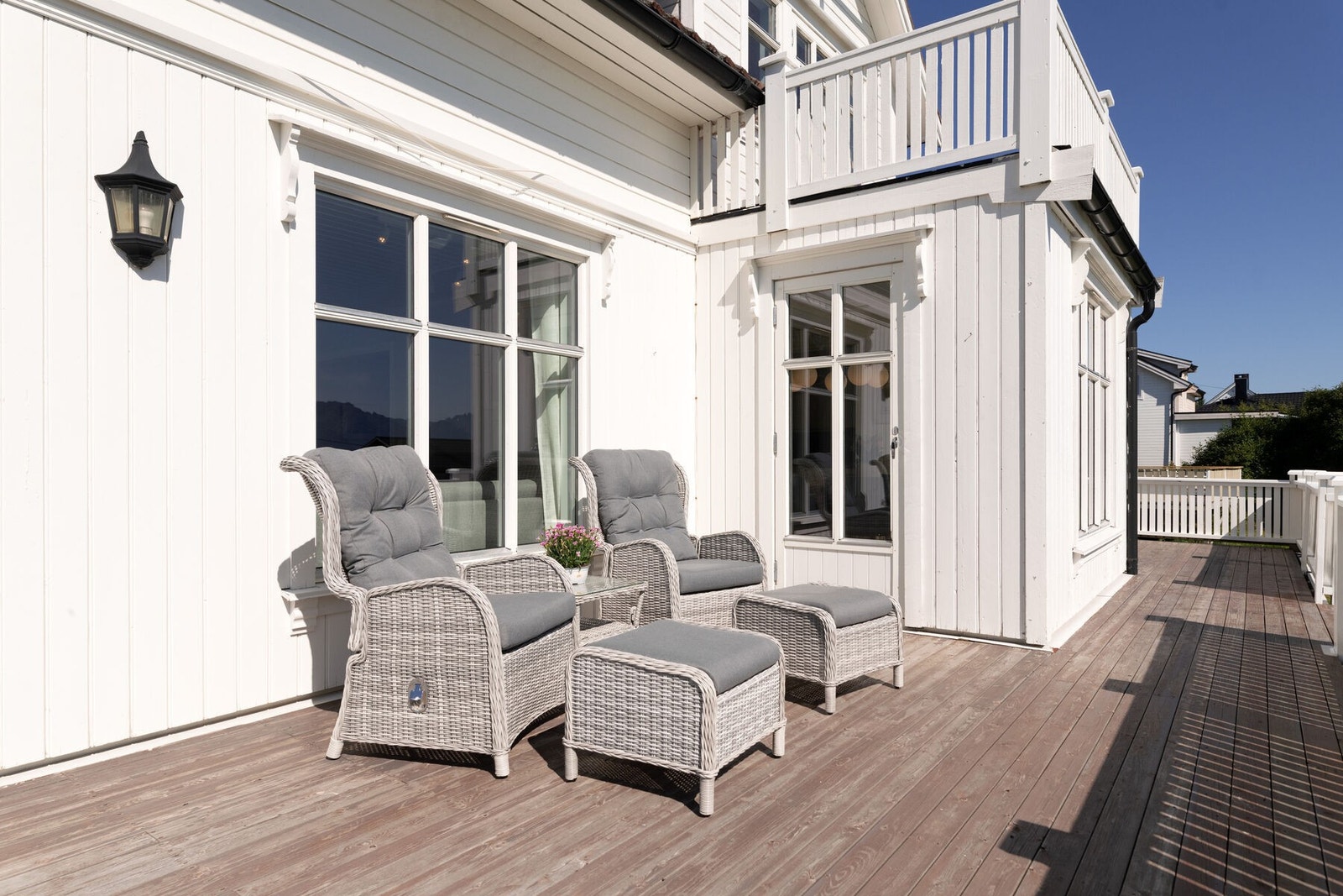 Fra spisestuen er det utgang til en solrik terrasse mot sør og vest. Galleribilde