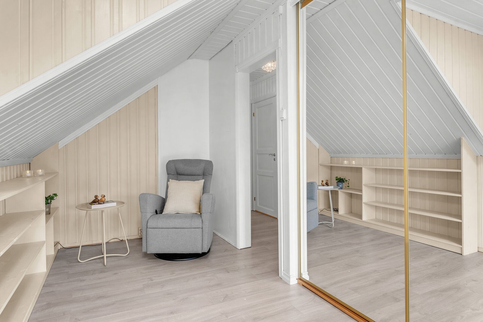 Funksjonell garderobeløsning med skyvedører i speilglass. Galleribilde